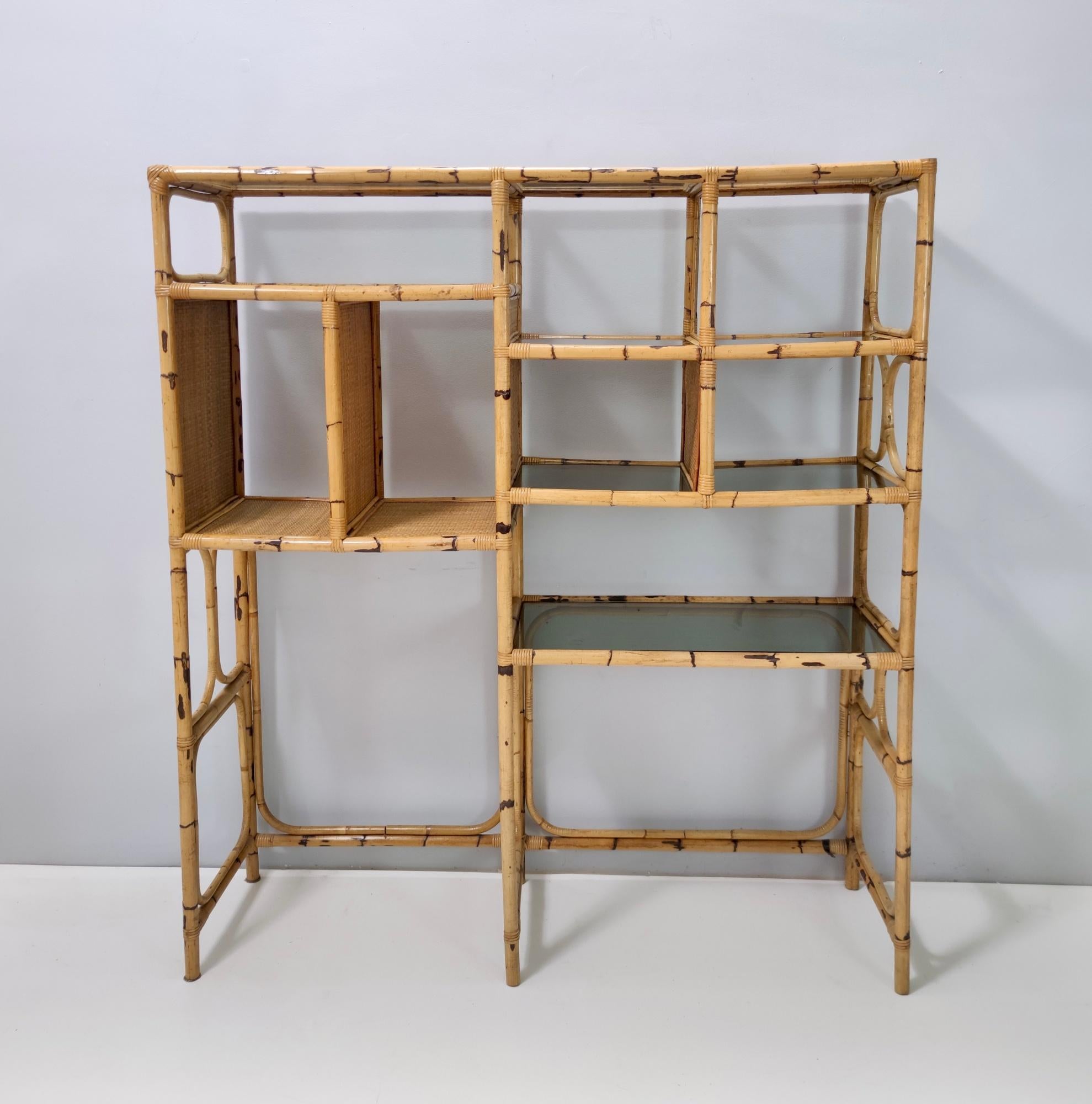 Bambou Bibliothèque postmoderne en bambou avec étagères en verre fumé et quatre tabourets, Italie en vente