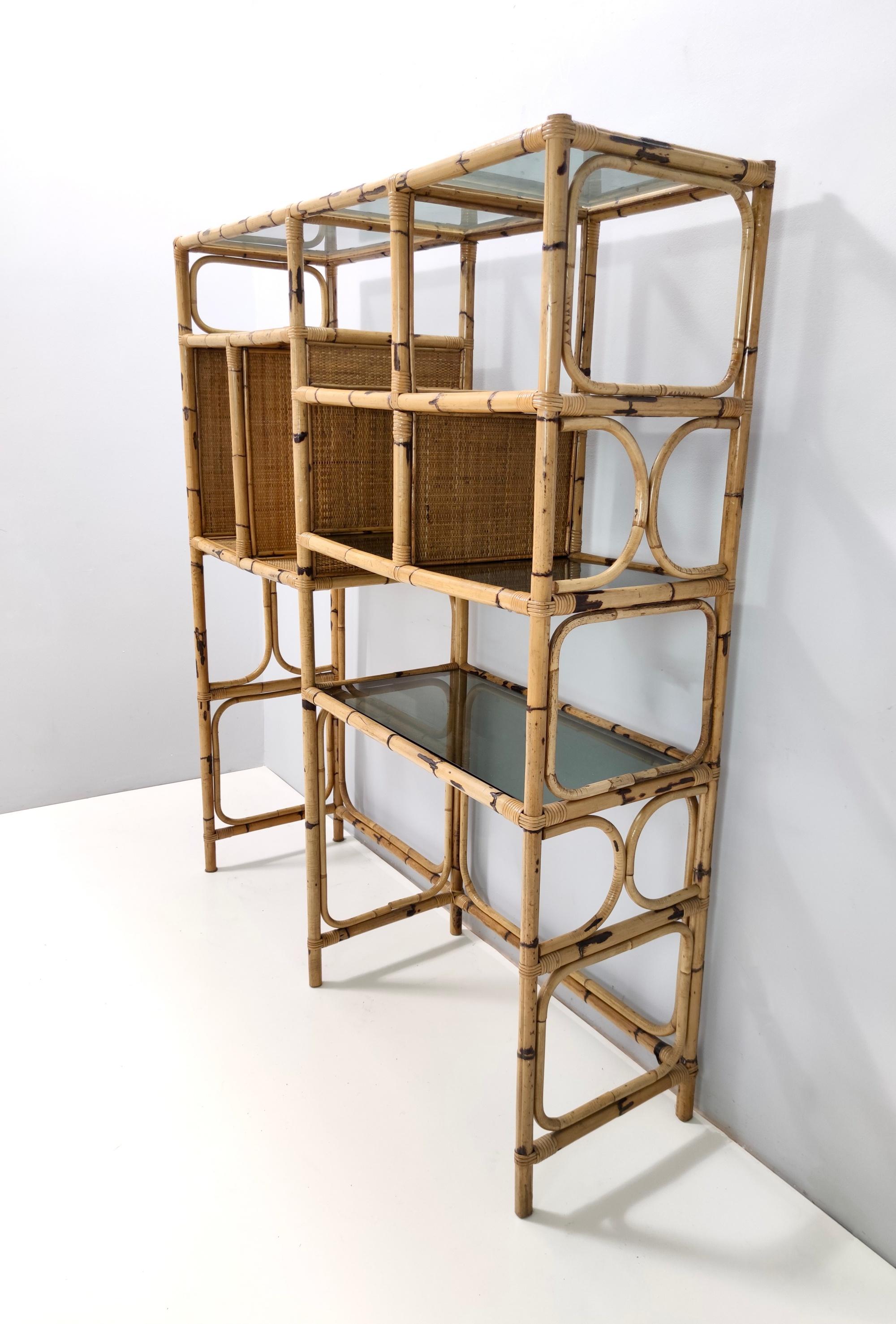 Bibliothèque postmoderne en bambou avec étagères en verre fumé et quatre tabourets, Italie en vente 2