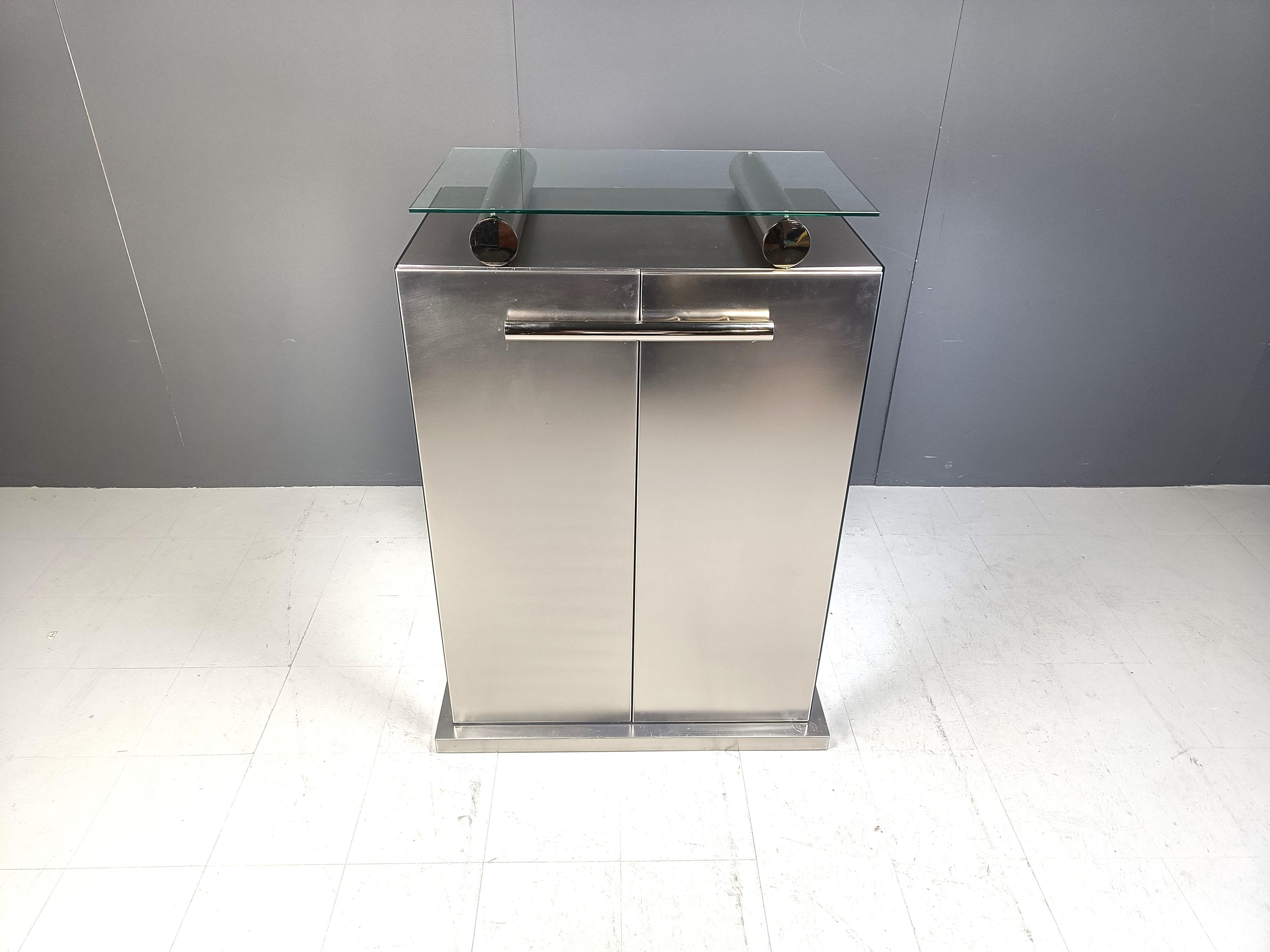 Magnifique meuble de bar design en aluminium brossé par Belgochrom.

Belgochrom fabriquait autrefois des meubles de haute qualité qui étaient vendus dans des magasins de meubles haut de gamme dans toute la Belgique. L'entreprise a fait faillite en