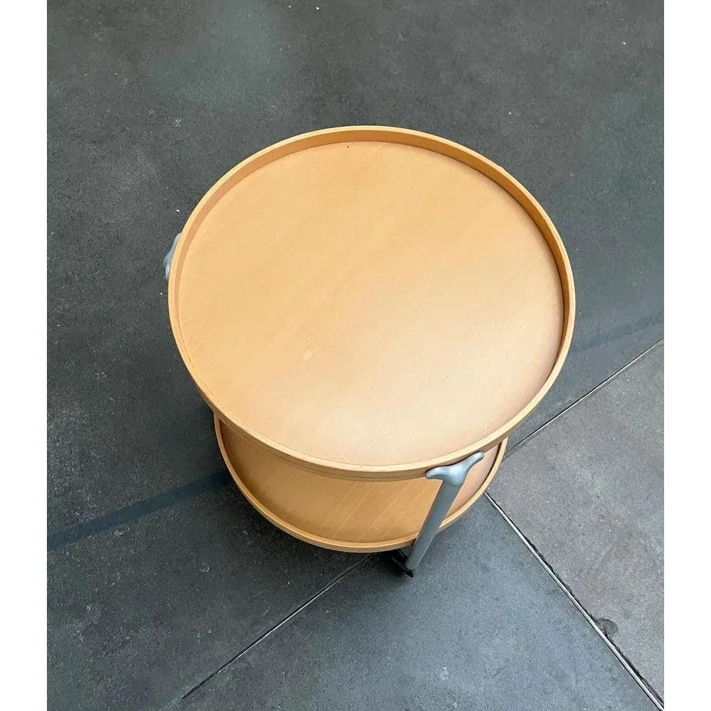 Mobiler Beistelltisch des renommierten Herstellers Ligne Roset.

Ein postmodernes Design aus Holz und Aluminium. Ideal als mobiler Beistelltisch oder als Hausbar. Die beiden Regale sind in einem hellen Holz ausgeführt und mit einem hohen Rand