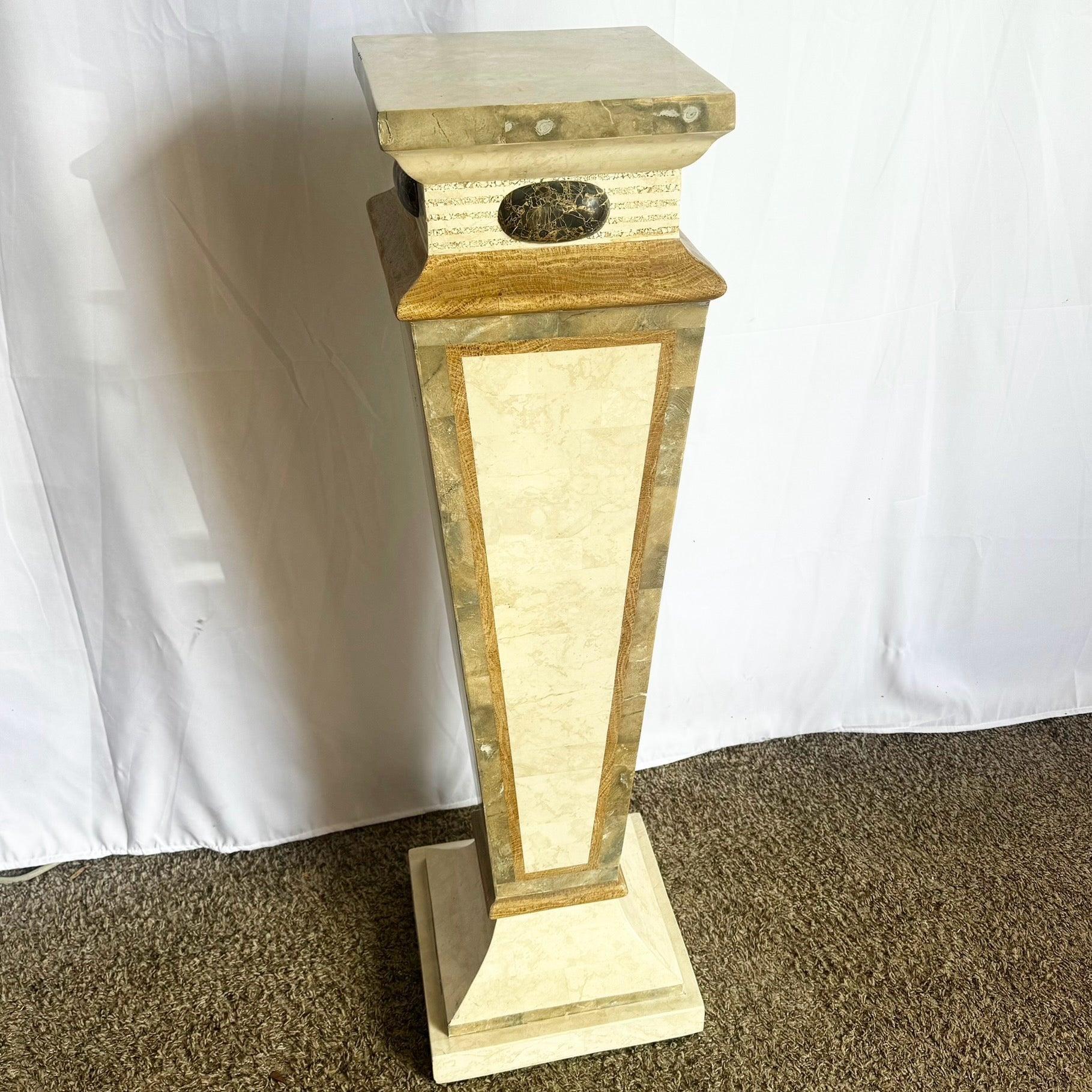 Postmoderner Sockel aus poliertem Stein in Beige und Braun mit geometrischem Design, perfekt für die Präsentation von Kunst oder Pflanzen in eleganten Innenräumen.
 
 Kleiner Chip an der oberen Ecke und der unteren Ecke, wie auf den Fotos zu sehen.

