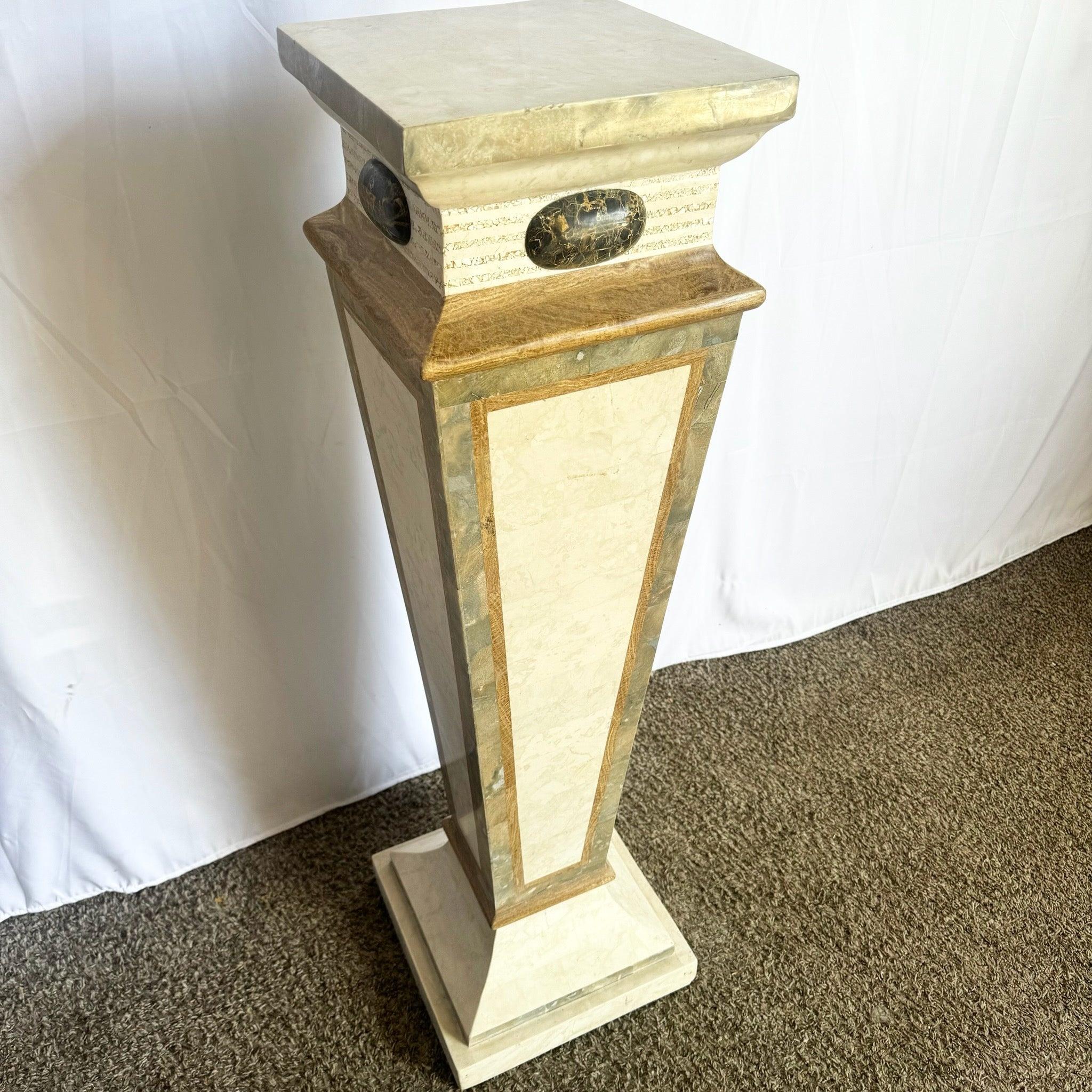 Postmodernes Pedestal aus poliertem, mosaikartigem Stein in Beige und Brown (Ende des 20. Jahrhunderts) im Angebot
