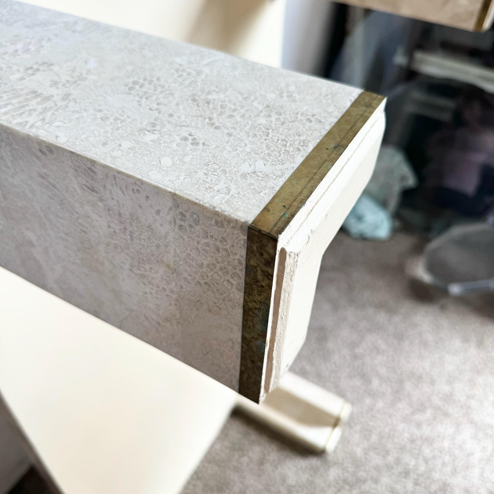 Tavolino da caffè postmoderno in pietra tessellata beige e rosa con inserti in ottone in vendita 4