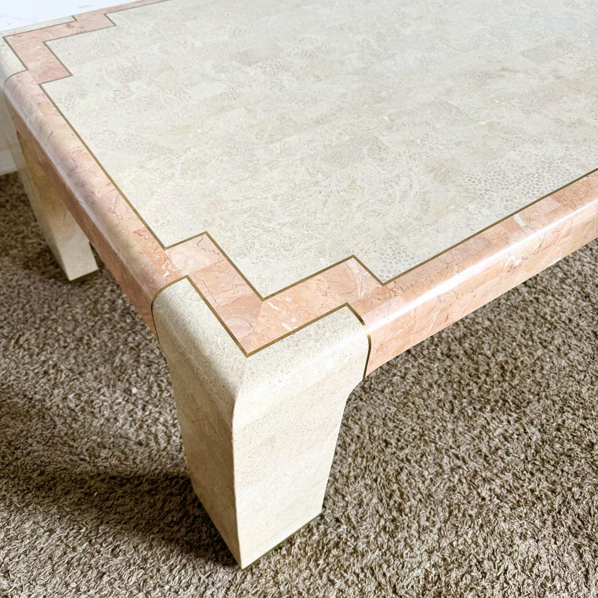 Pietra Tavolino da caffè postmoderno in pietra tessellata beige e rosa con inserti in ottone in vendita