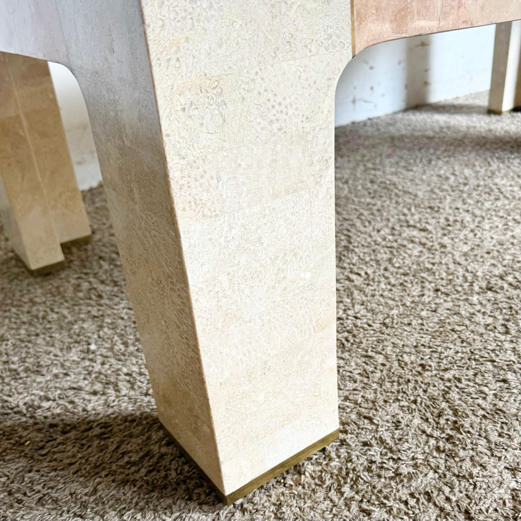 Tavolino da caffè postmoderno in pietra tessellata beige e rosa con inserti in ottone in vendita 1