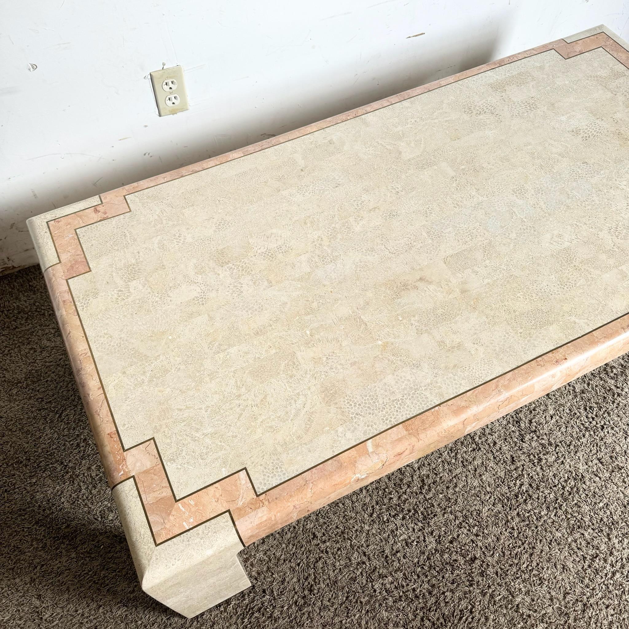 Tavolino da caffè postmoderno in pietra tessellata beige e rosa con inserti in ottone in vendita 3