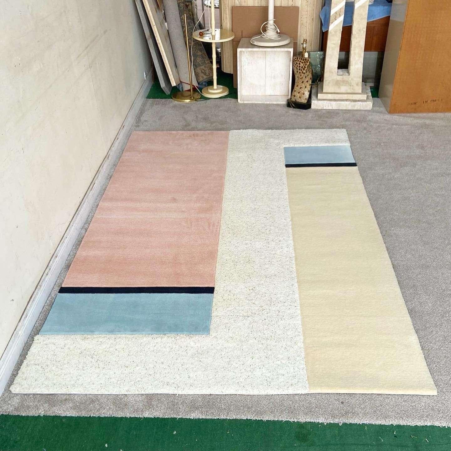Postmoderner rechteckiger Teppich in Beige, Blau, Rosa und Schwarz (amerikanisch) im Angebot