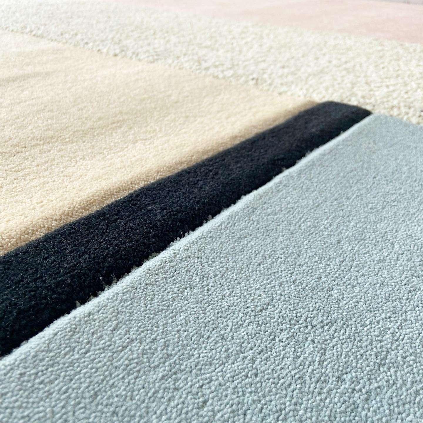 Postmoderner rechteckiger Teppich in Beige, Blau, Rosa und Schwarz im Zustand „Gut“ im Angebot in Delray Beach, FL