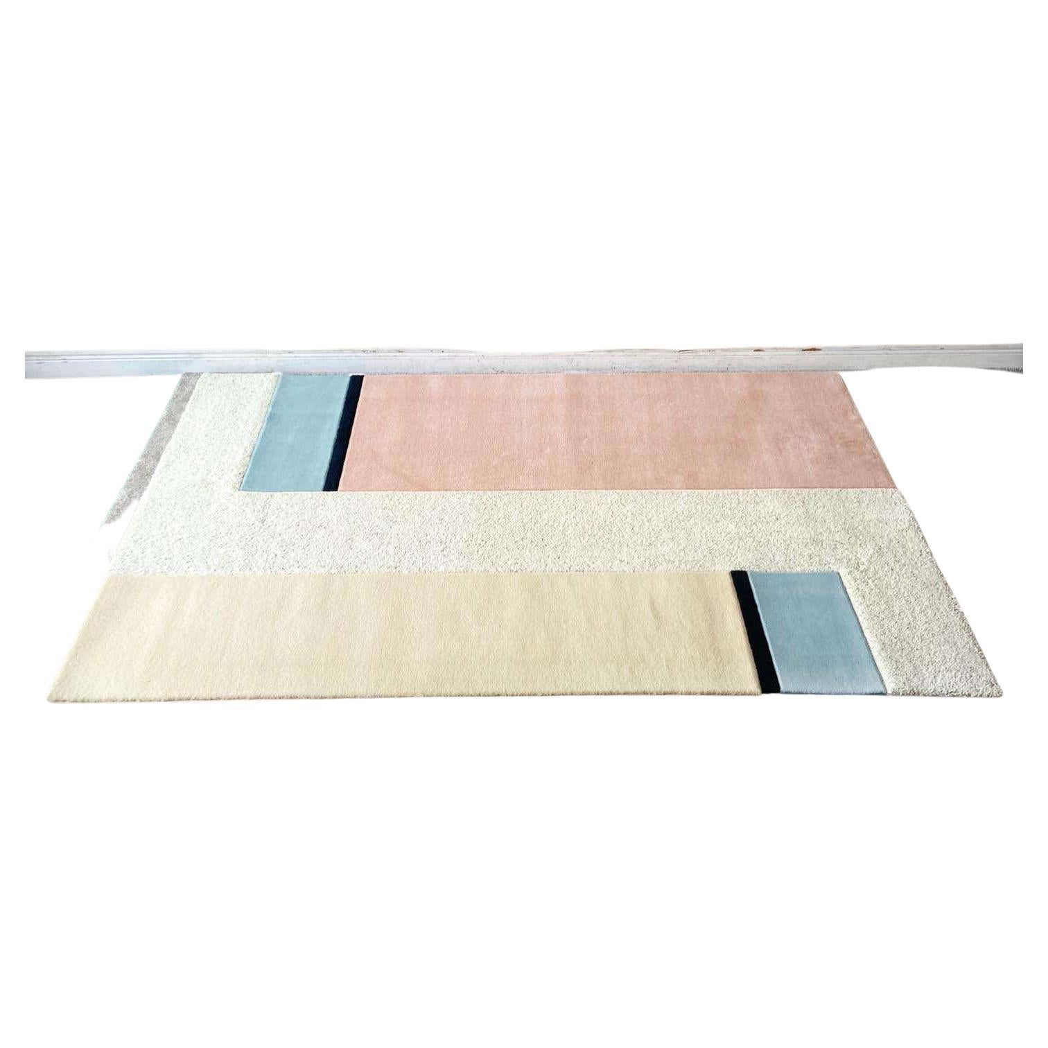 Postmoderner rechteckiger Teppich in Beige, Blau, Rosa und Schwarz