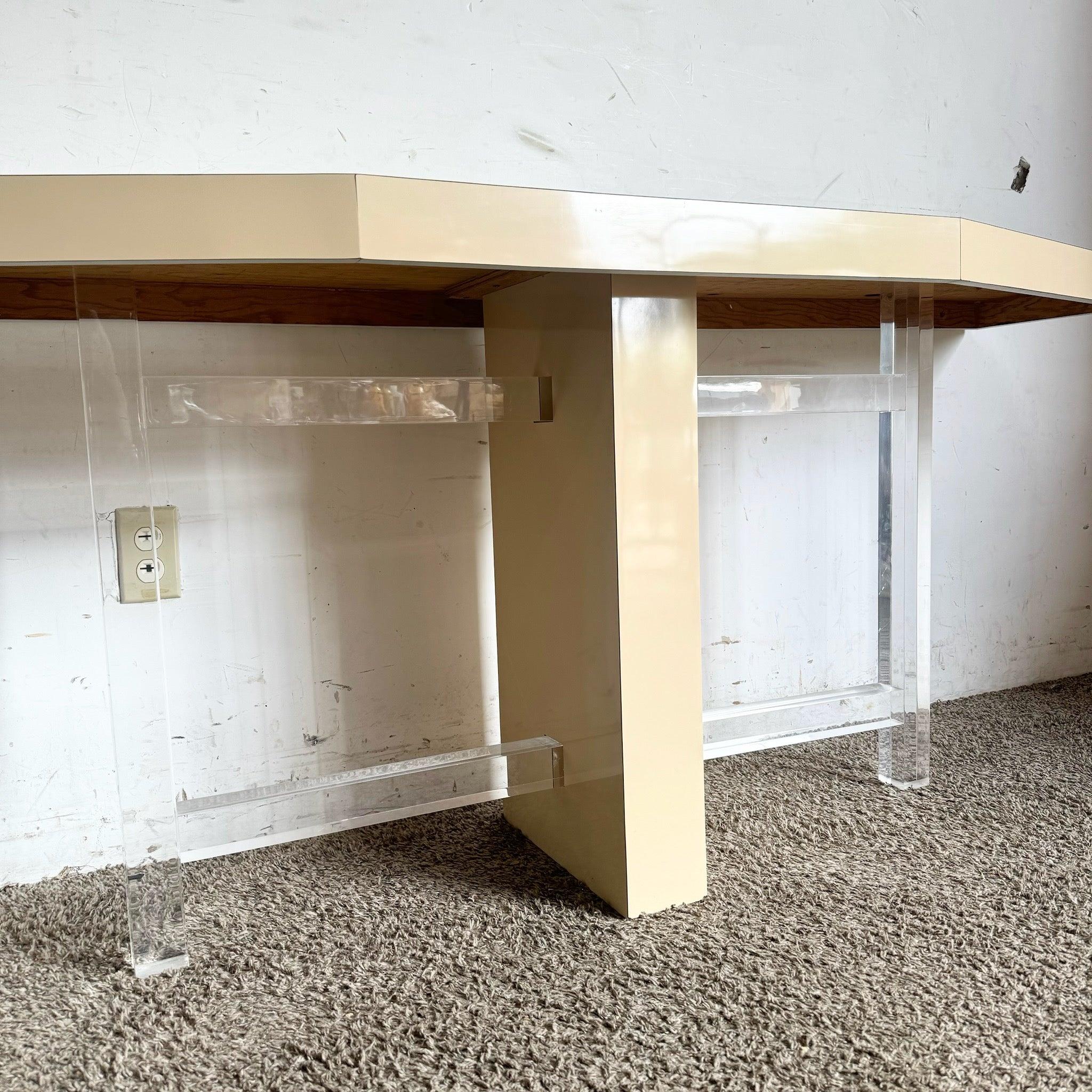 Table console postmoderne en laque beige avec pieds en Lucite, offrant une élégance minimaliste pour les espaces contemporains.
 
 Nous vendons les articles tels qu'ils ont été acquis, sans les restaurer ni les réparer. Les pièces vintage peuvent