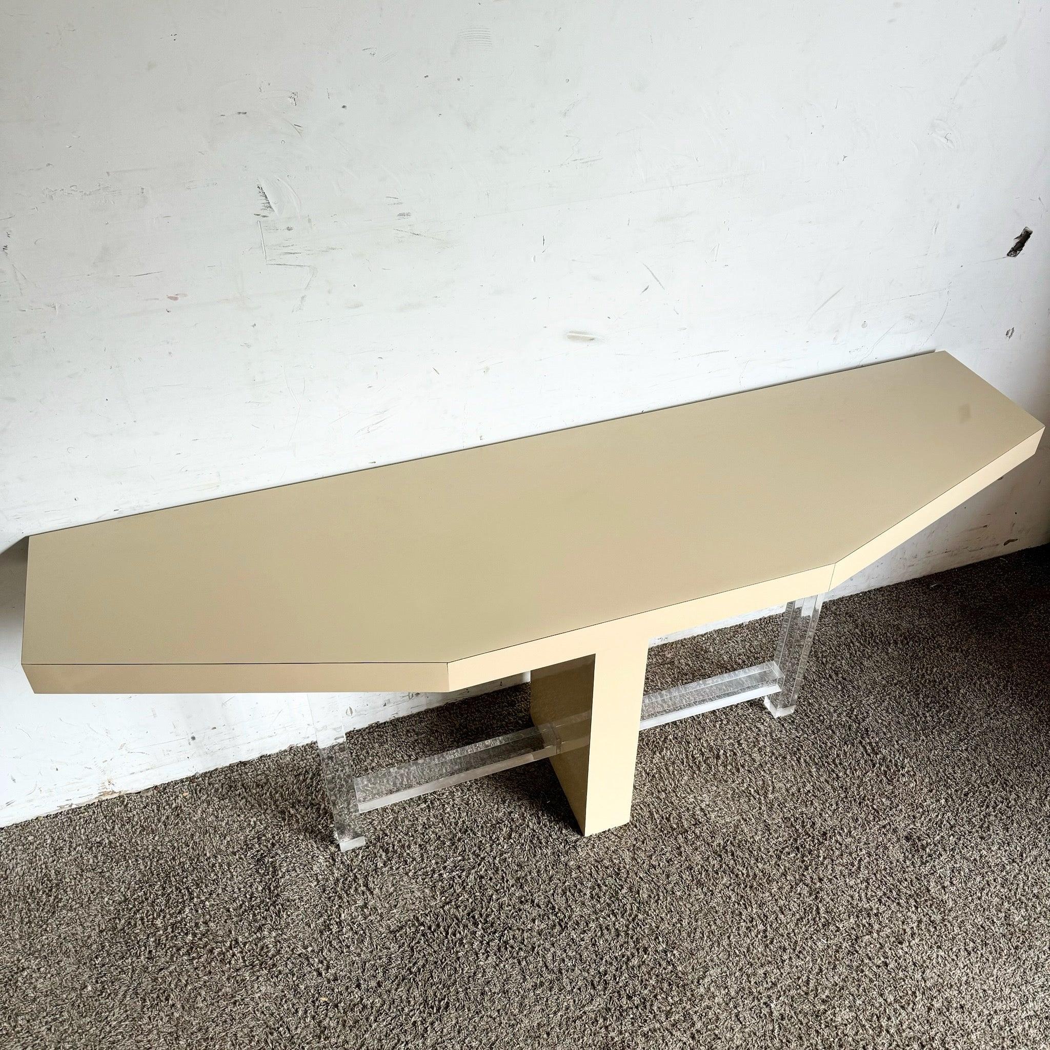 Américain Table console postmoderne en stratifié laqué beige et lucite en vente