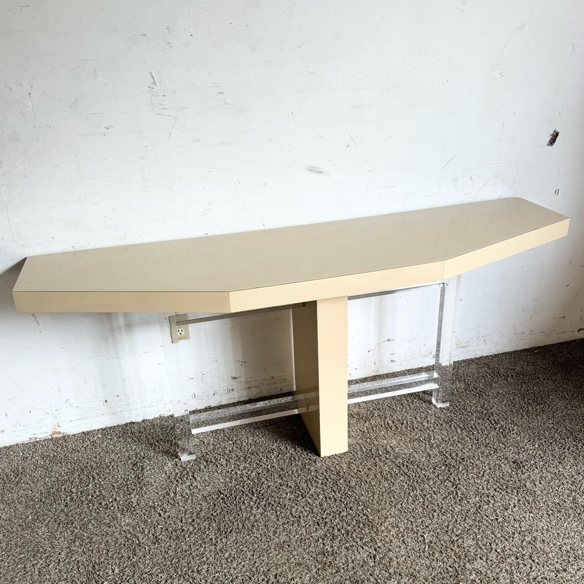 Table console postmoderne en stratifié laqué beige et lucite Bon état - En vente à Delray Beach, FL