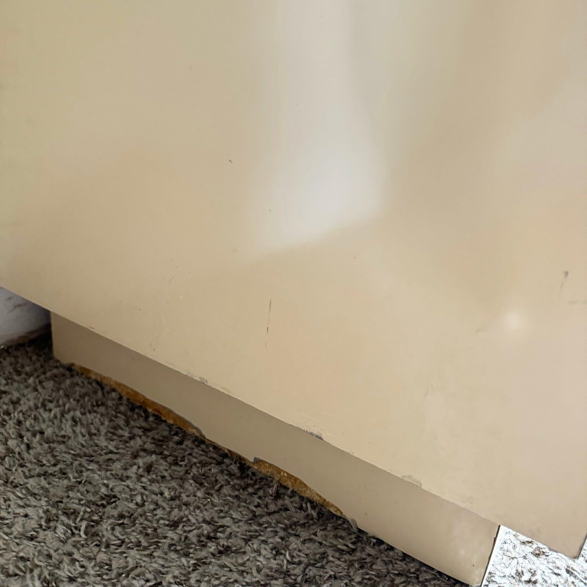 Comò a cascata postmoderno in laminato laccato beige in vendita 5