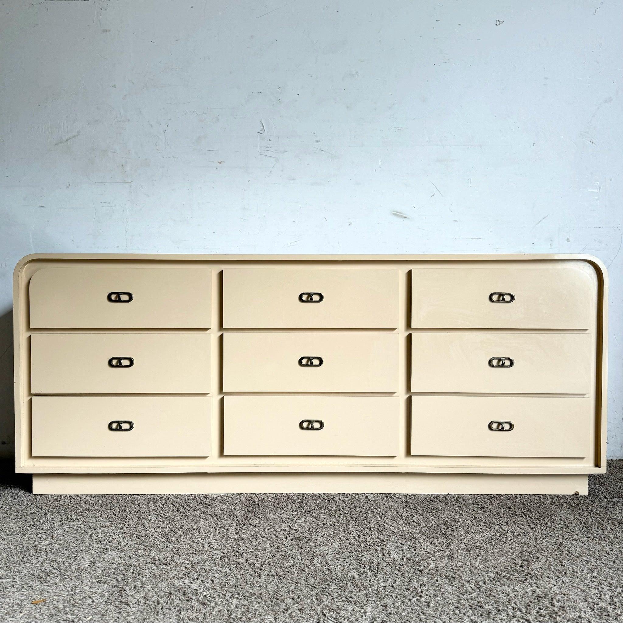 Comò postmoderno a cascata laccato beige con otto cassetti spaziosi ed eleganti bordi a cascata. Perfetto per interni moderni e minimalisti.
 
 Alcune scheggiature e usura intorno alle superfici e ai bordi, oltre a una corrosione dei manici, come