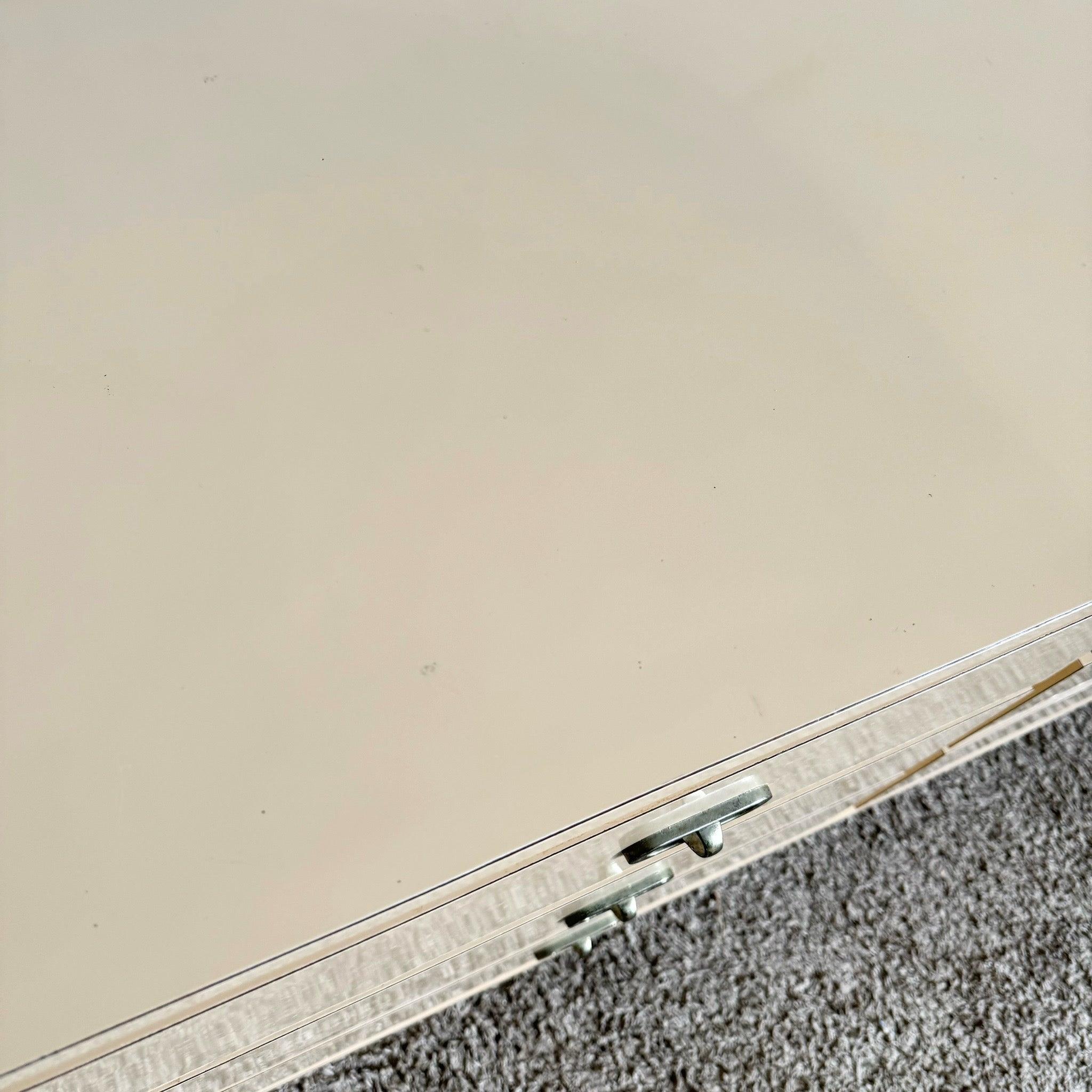 Comò a cascata postmoderno in laminato laccato beige in vendita 1