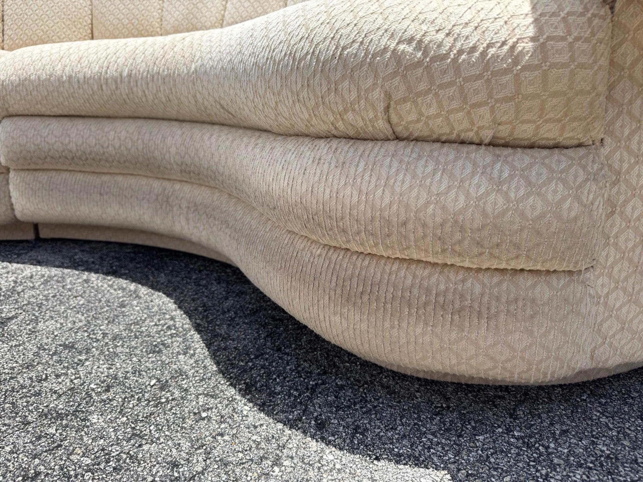 Il Divano Sezionale Postmoderno Beige smerlato offre una seduta moderna e lussuosa con curve eleganti e un comfort soffice per interni di alto livello.
 

 Vendiamo gli articoli così come sono stati acquistati, senza alcun restauro o riparazione. I