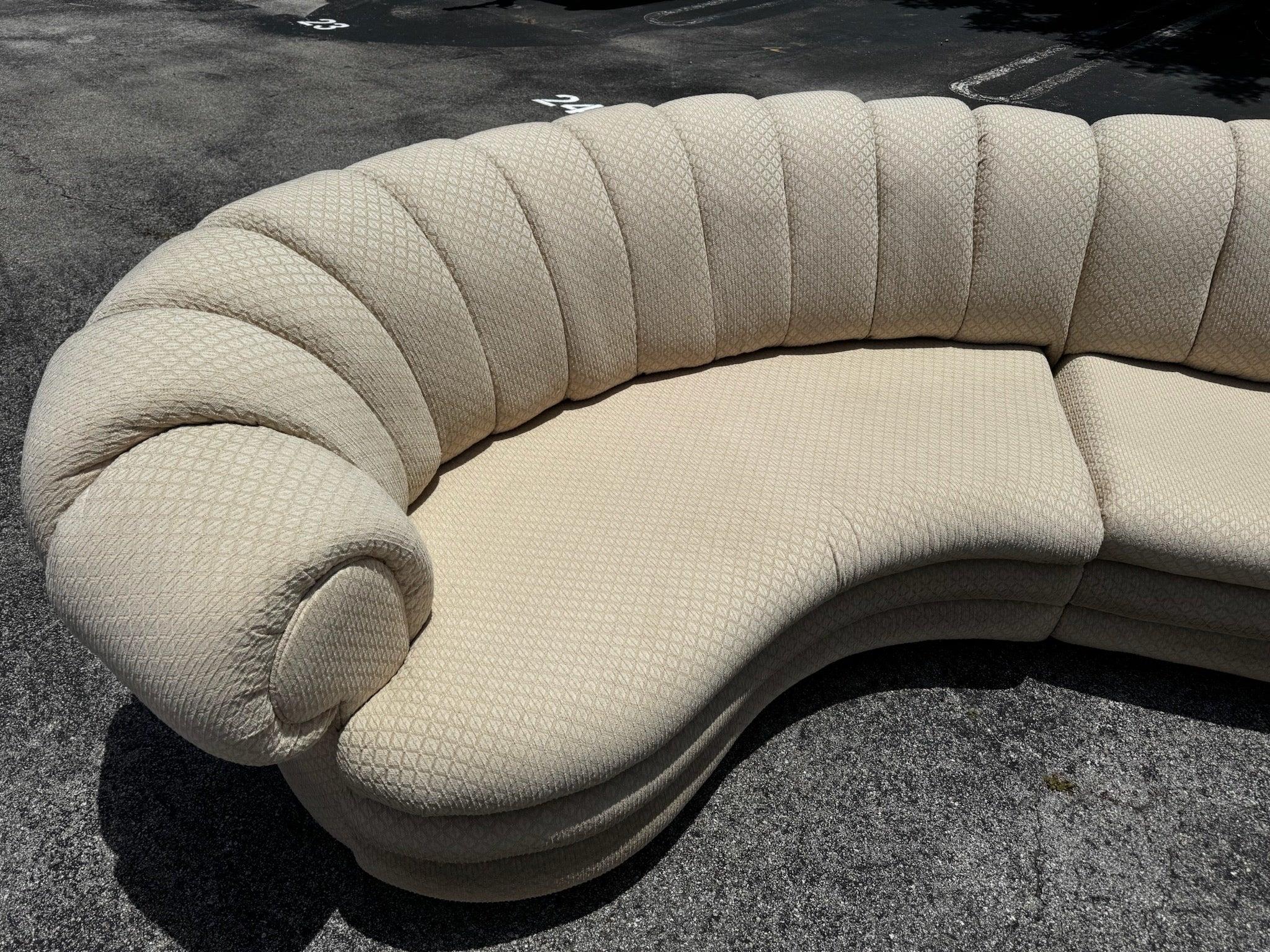 Americano Divano componibile smerlato beige postmoderno in vendita