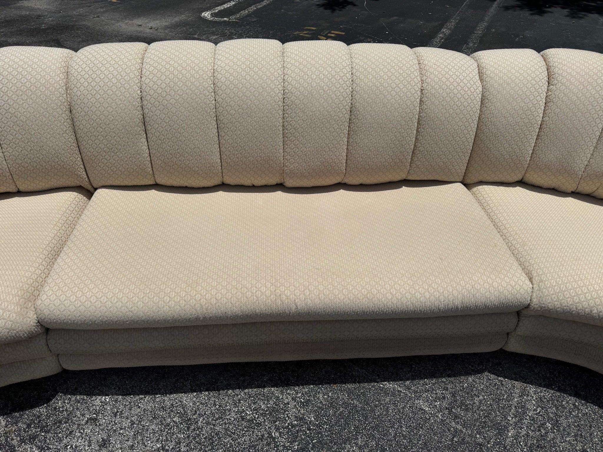 Divano componibile smerlato beige postmoderno In condizioni buone in vendita a Delray Beach, FL