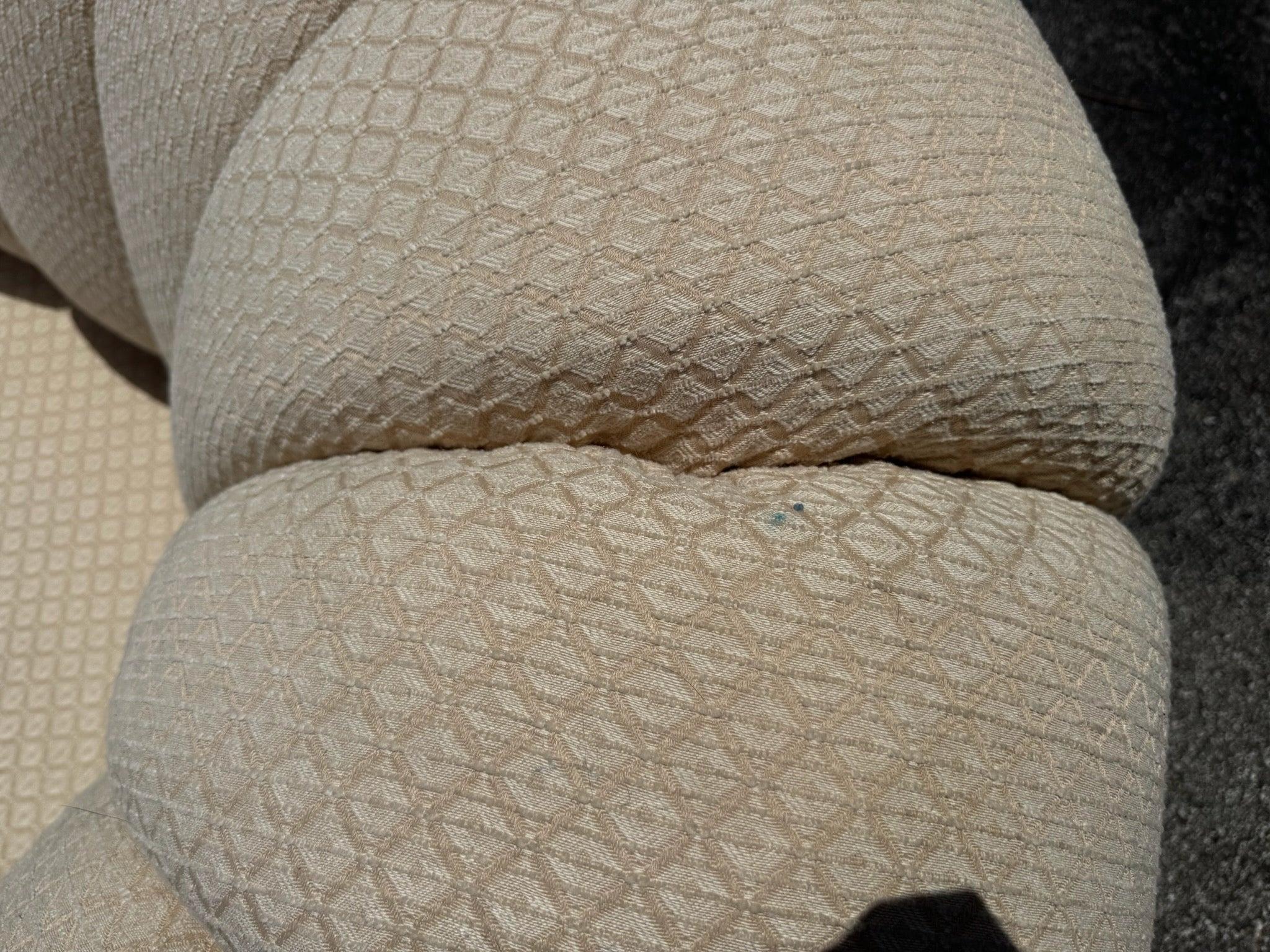 Fine XX secolo Divano componibile smerlato beige postmoderno in vendita