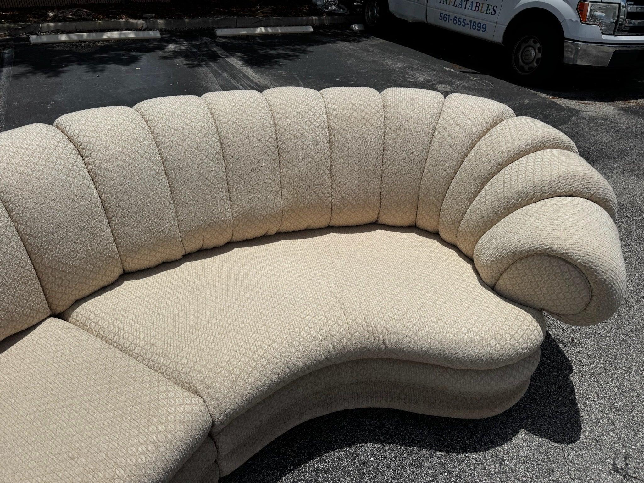 Divano componibile smerlato beige postmoderno in vendita 1