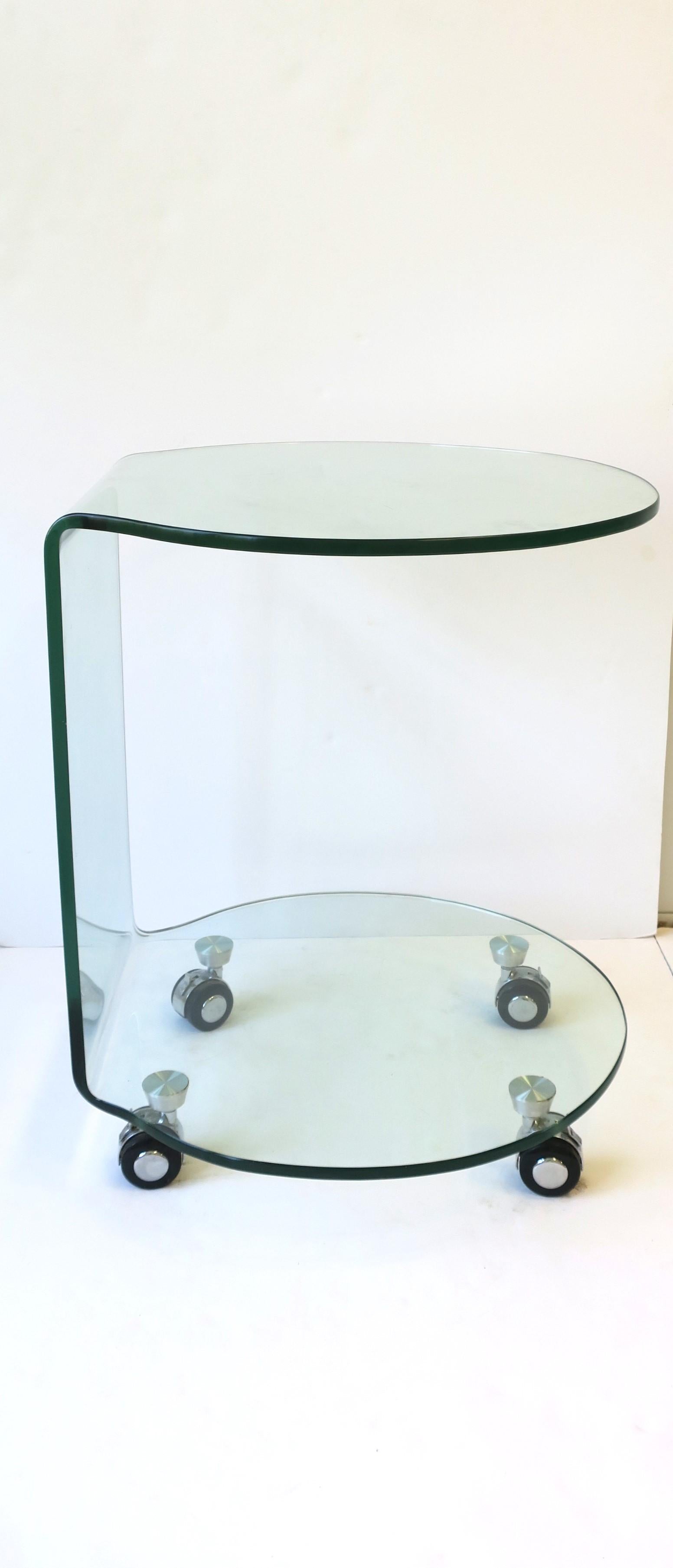 Table d'appoint ou table d'appoint postmoderne en verre plié dans le style de la mousse en vente 4