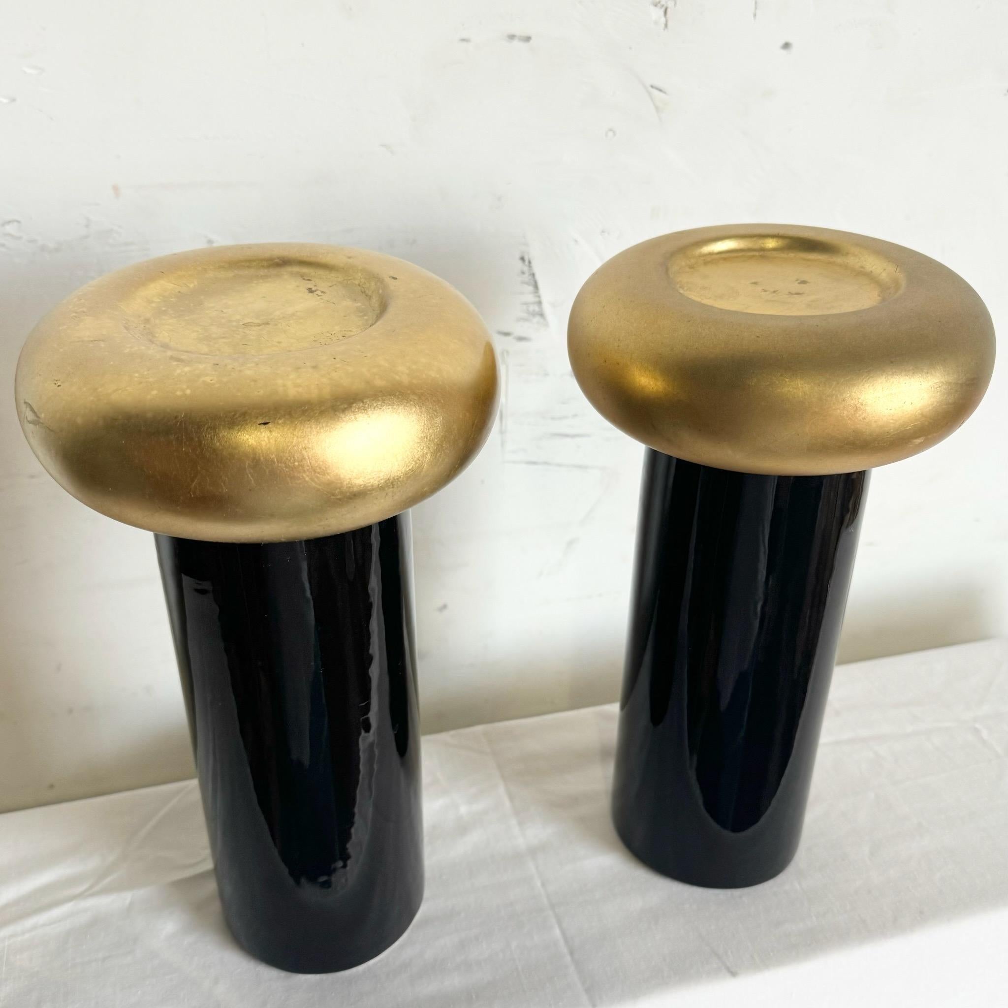 Illumina il tuo spazio con questi sorprendenti portacandele postmoderni in ceramica nera e oro di Jaru. L'audace design geometrico e le finiture nere e oro a contrasto rendono questi pezzi funzionali e decorativi, perfetti per aggiungere un tocco di
