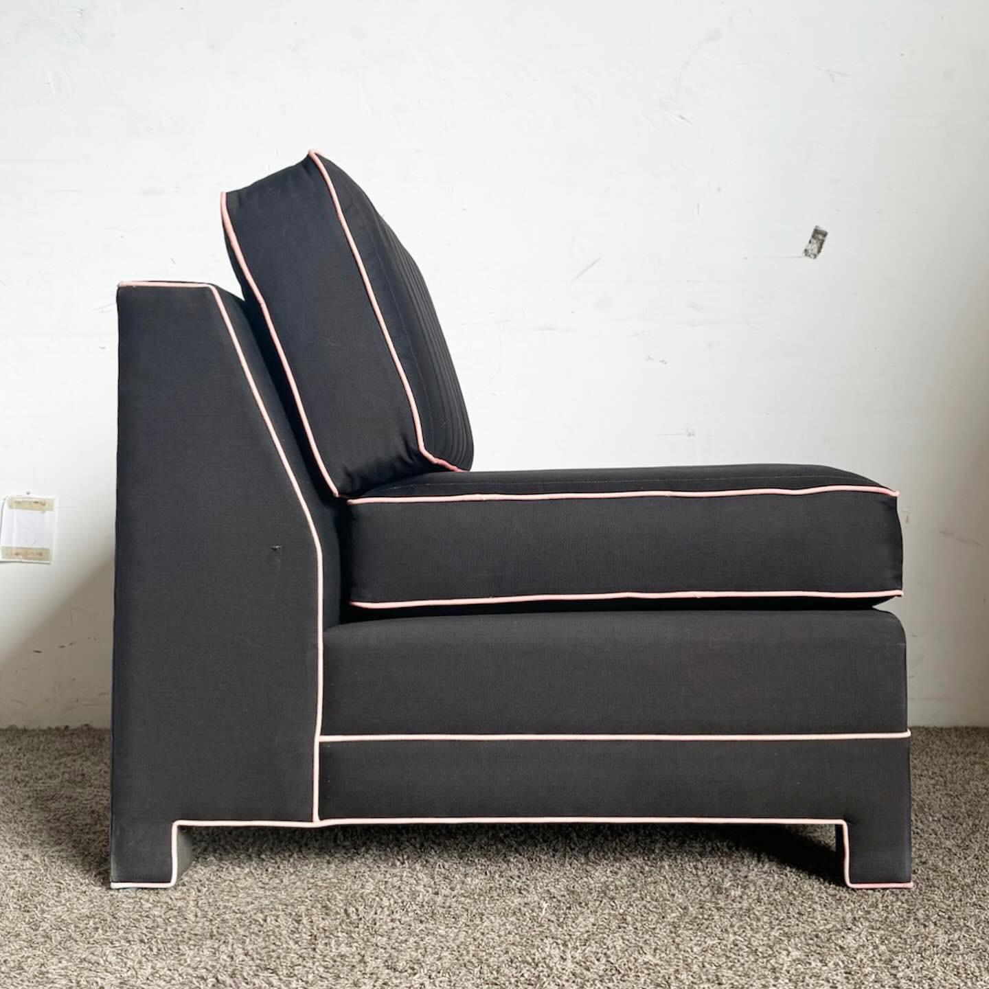 Entdecken Sie den Postmodern Black and Pink Sofa Lounge Chair, eine kühne Fusion aus schwarzer Polsterung und schickem verblasstem rosa Keder. Das auffällige Design und der Farbkontrast dieses Stuhls machen ihn zu einem herausragenden Stück für jede