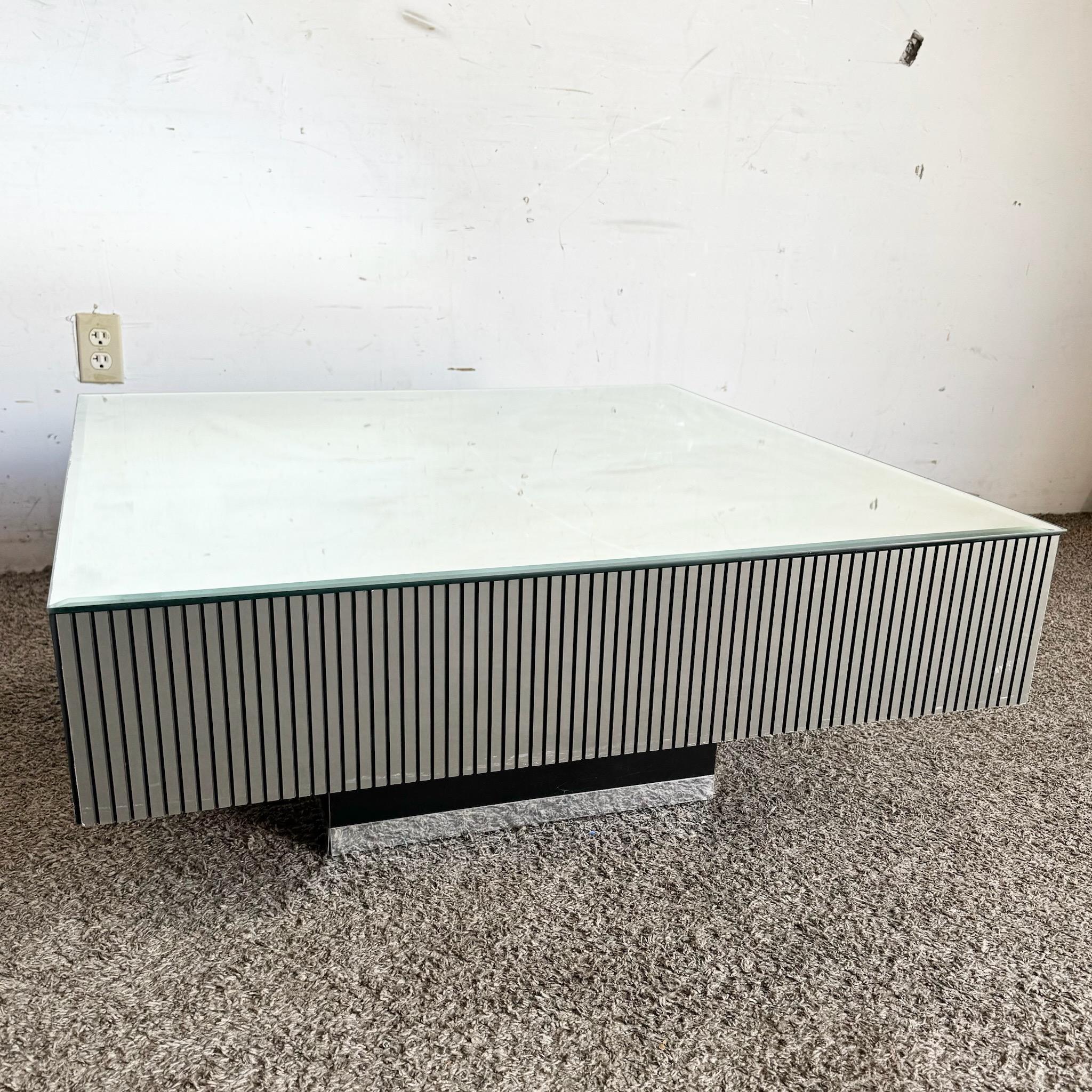 Élevez votre salon avec cette étonnante table basse postmoderne à plateau miroir rayé noir et argent. Le design épuré et la surface réfléchissante ajoutent une touche de sophistication, ce qui en fait une pièce maîtresse parfaite pour les intérieurs