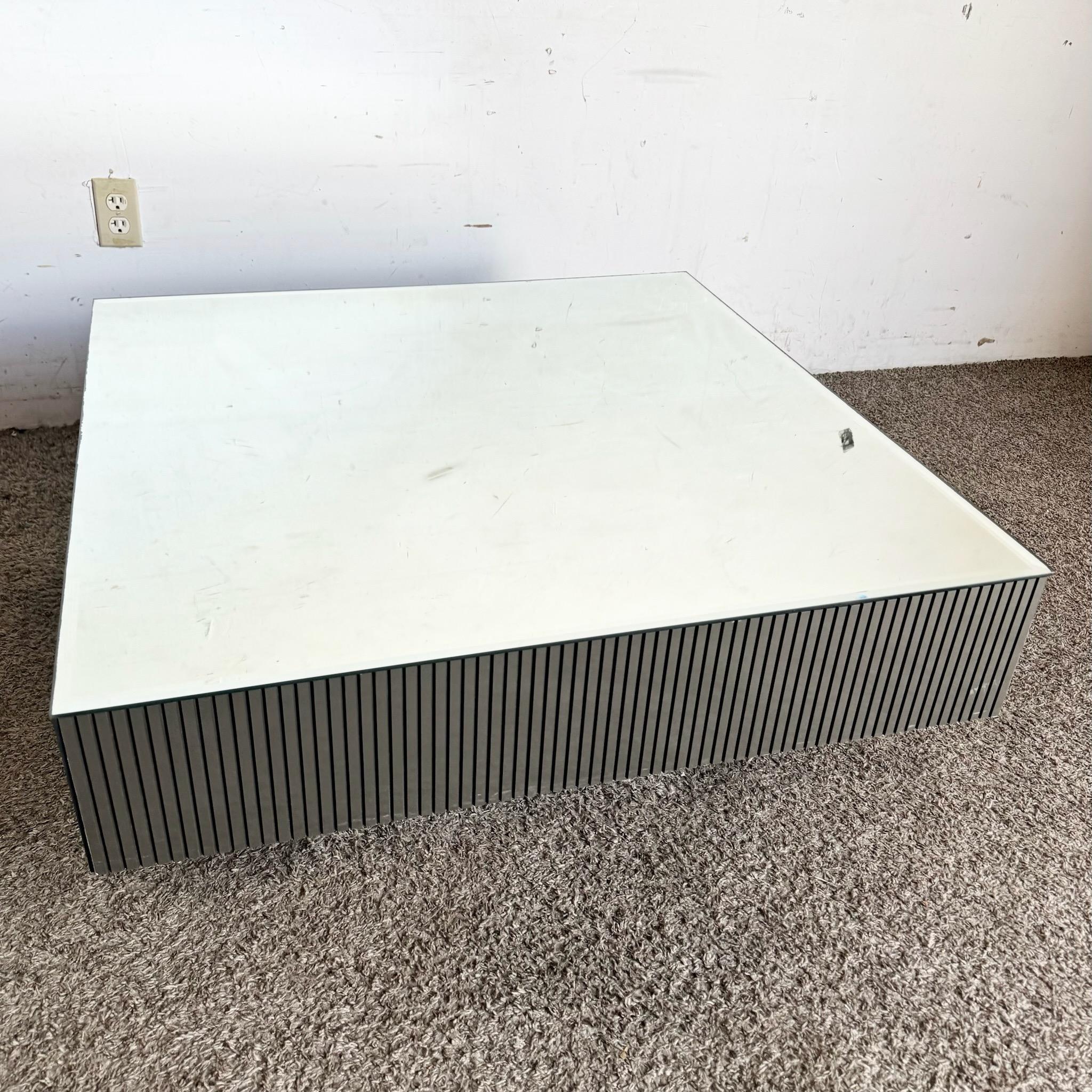 Américain Table basse postmoderne à plateau miroir rayé noir et argent en vente