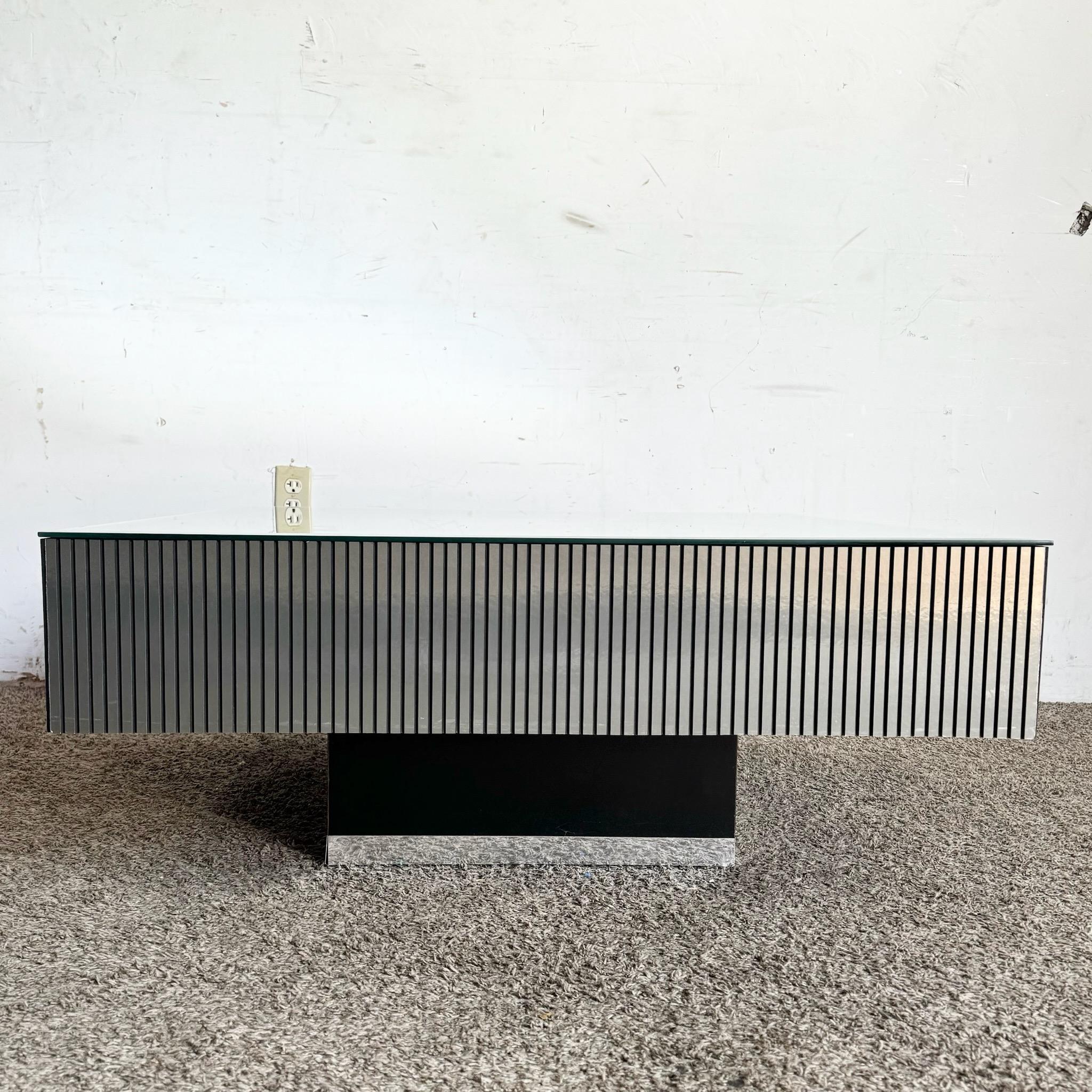 Table basse postmoderne à plateau miroir rayé noir et argent Bon état - En vente à Delray Beach, FL