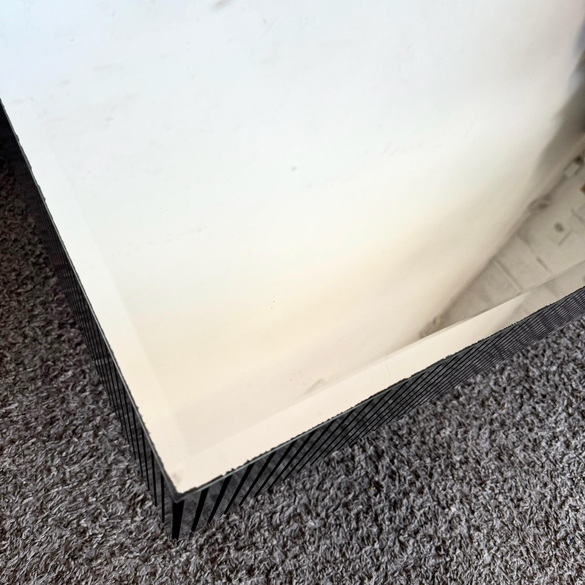 Table basse postmoderne à plateau miroir rayé noir et argent en vente 1