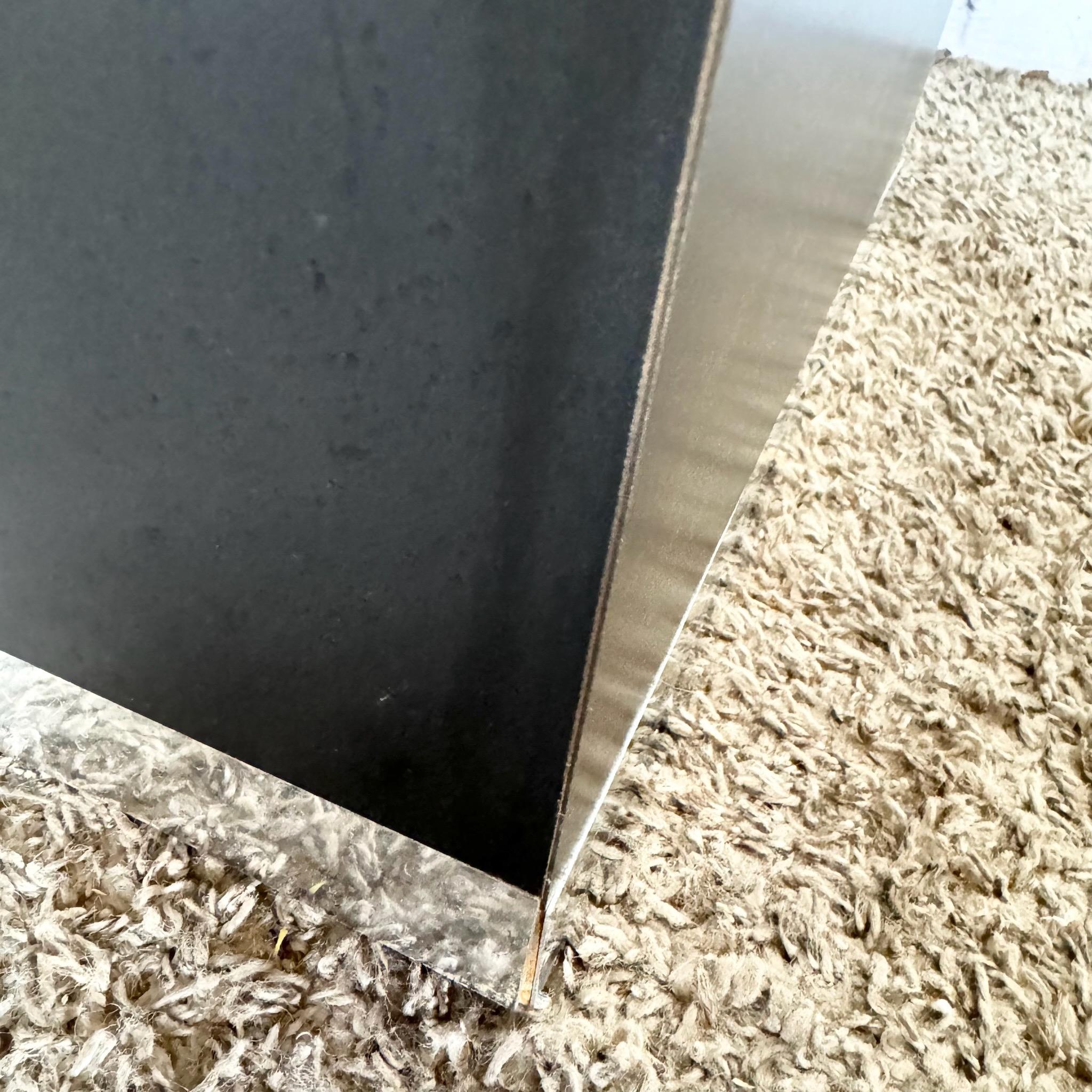 Tables d'appoint postmodernes à plateau miroir rayé noir et argent - une paire en vente 4