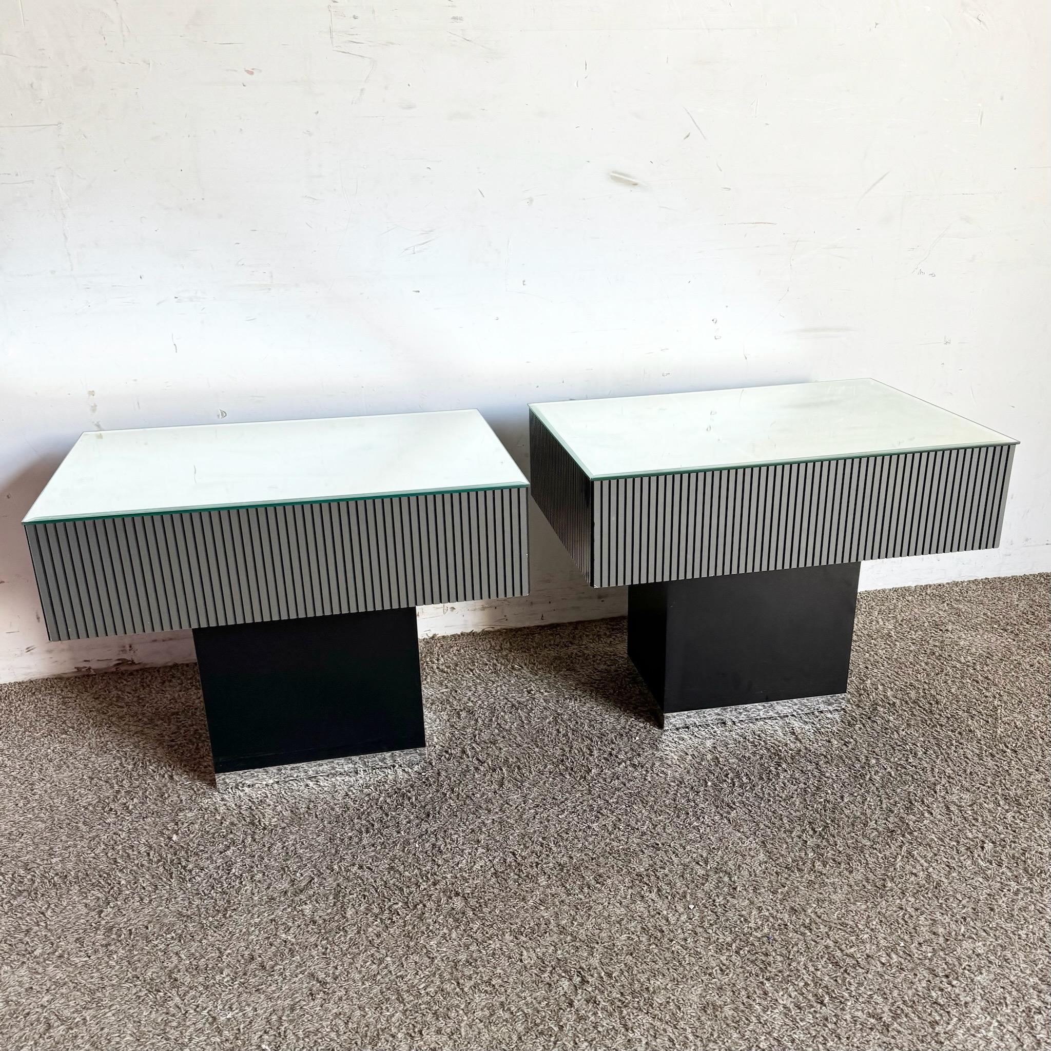 Américain Tables d'appoint postmodernes à plateau miroir rayé noir et argent - une paire en vente