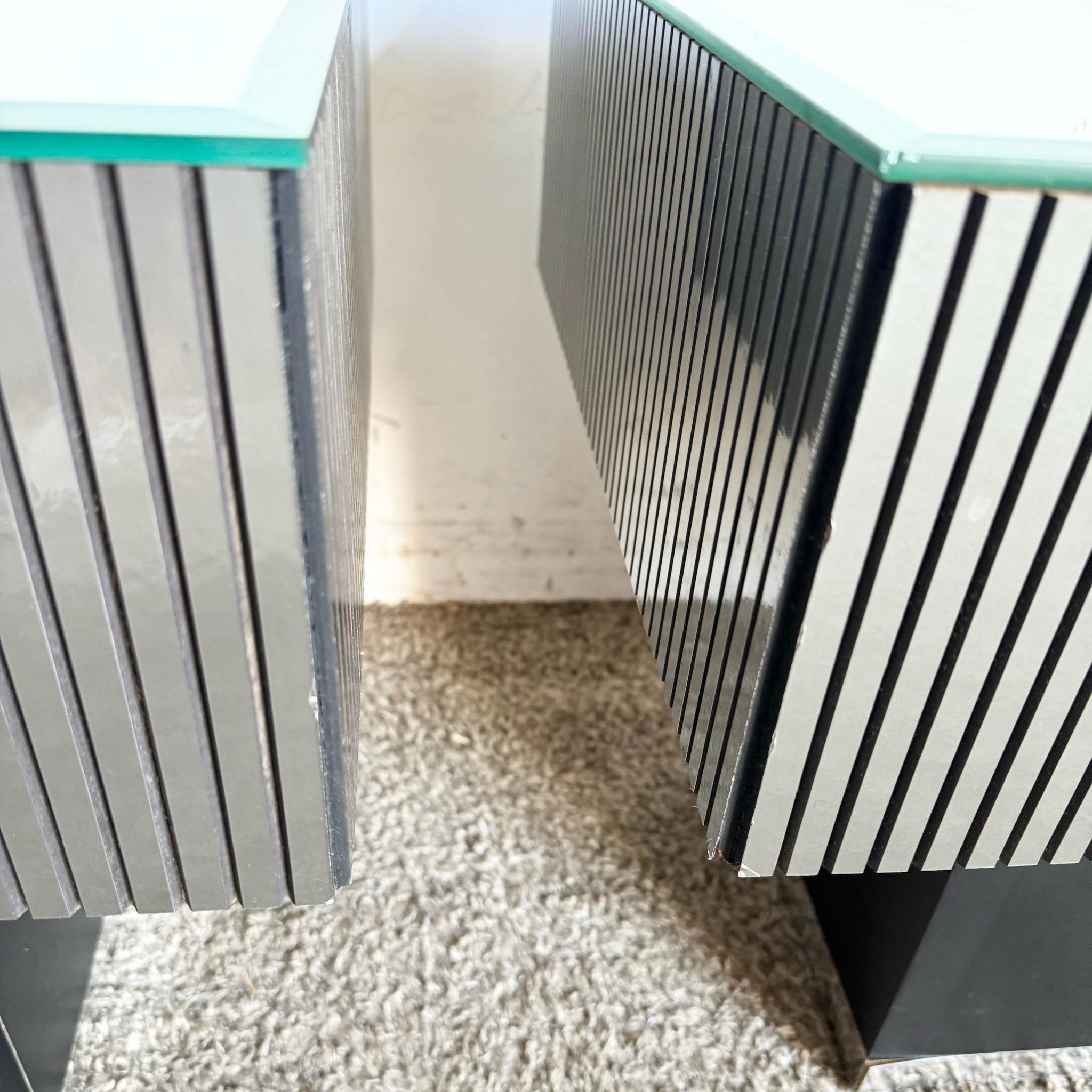Tables d'appoint postmodernes à plateau miroir rayé noir et argent - une paire Bon état - En vente à Delray Beach, FL