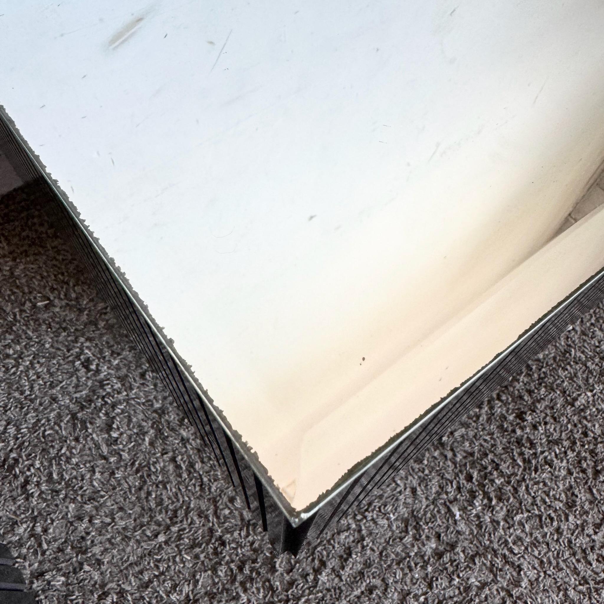 Fin du 20e siècle Tables d'appoint postmodernes à plateau miroir rayé noir et argent - une paire en vente