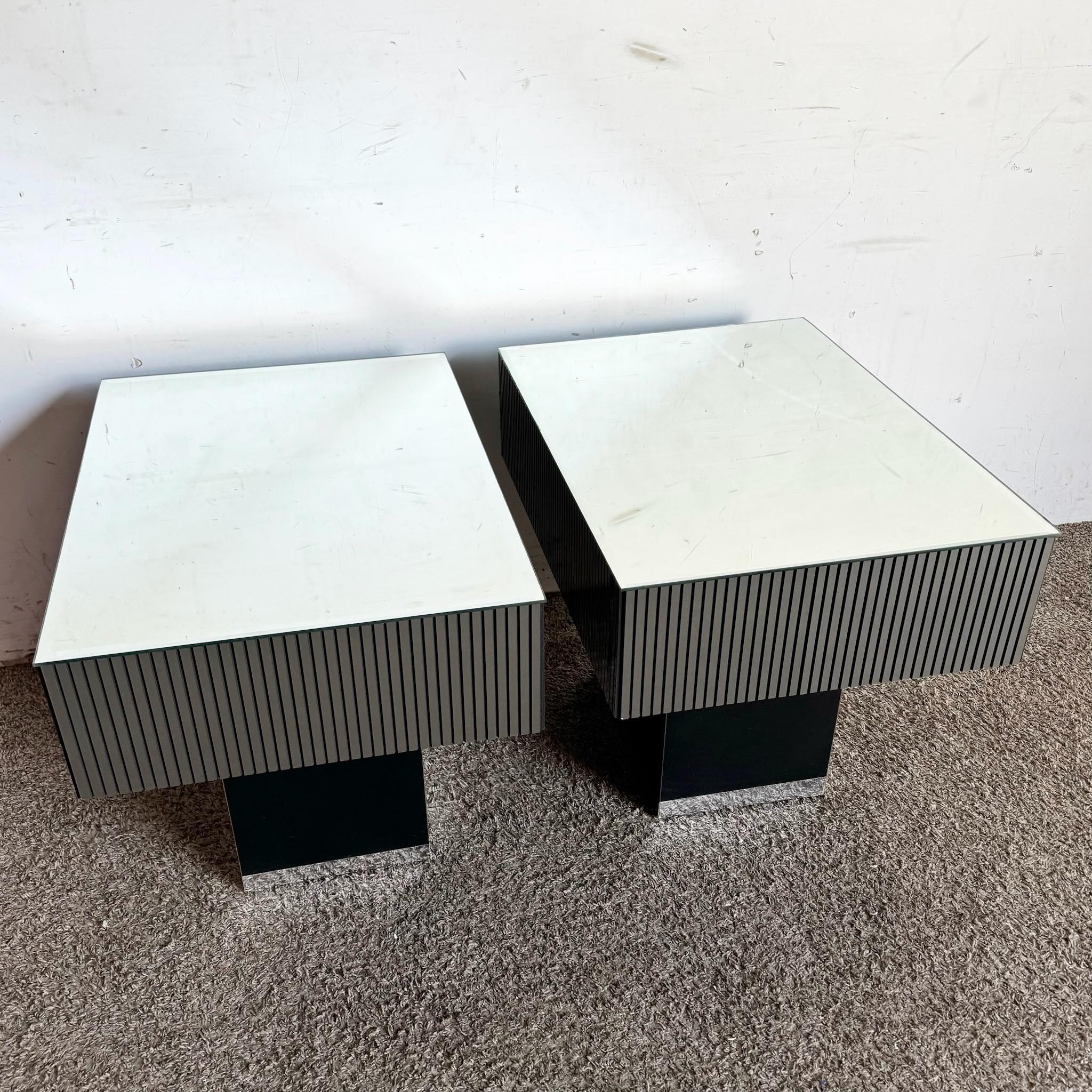 Tables d'appoint postmodernes à plateau miroir rayé noir et argent - une paire en vente 1