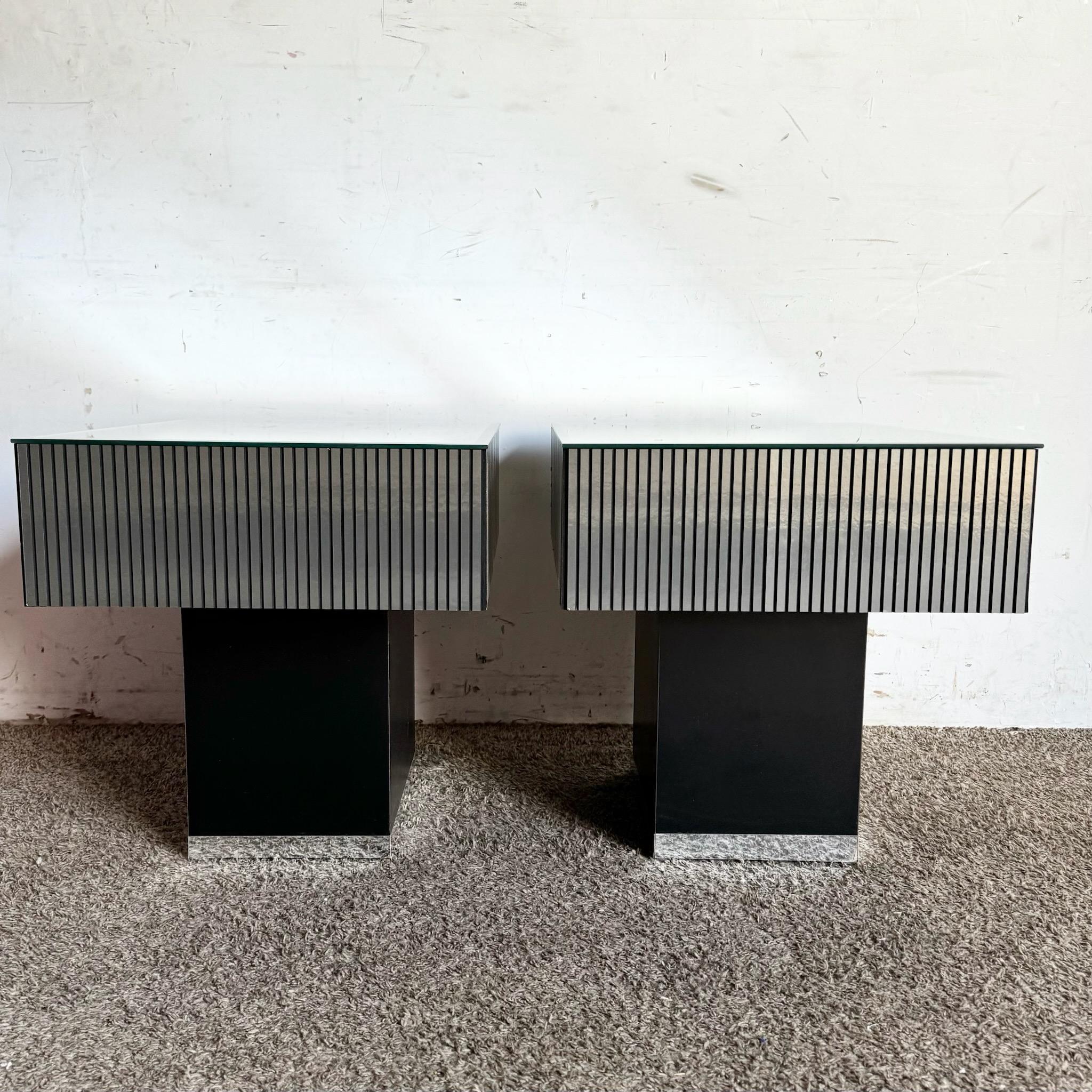Tables d'appoint postmodernes à plateau miroir rayé noir et argent - une paire en vente 2