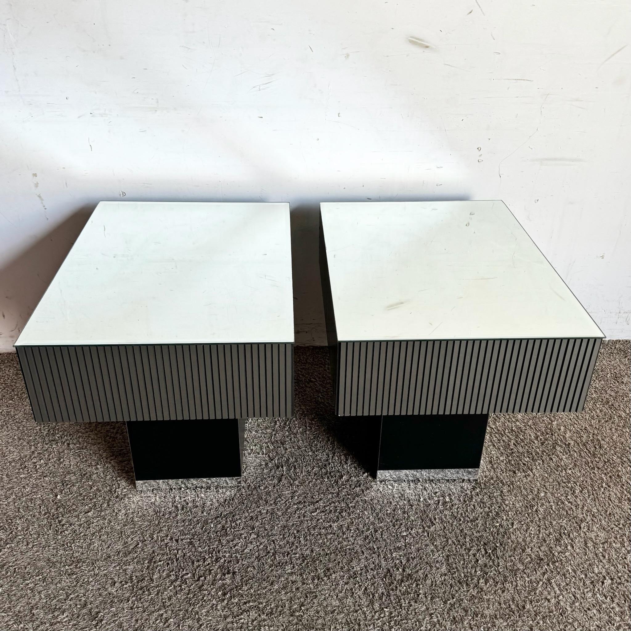 Tables d'appoint postmodernes à plateau miroir rayé noir et argent - une paire en vente 3