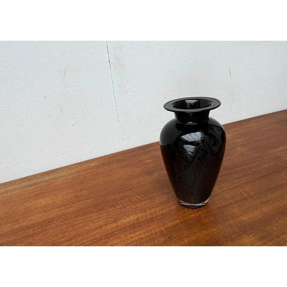 Vaso postmoderno in vetro artistico nero di Hans Jürgen Richartz per Richartz Art Collection, anni '80, in ottime condizioni. Progettato dal 1980 al 1989 Questo pezzo ha un marchio di attribuzione.

Informazioni aggiuntive:
Materiali: Vetro
Stile: