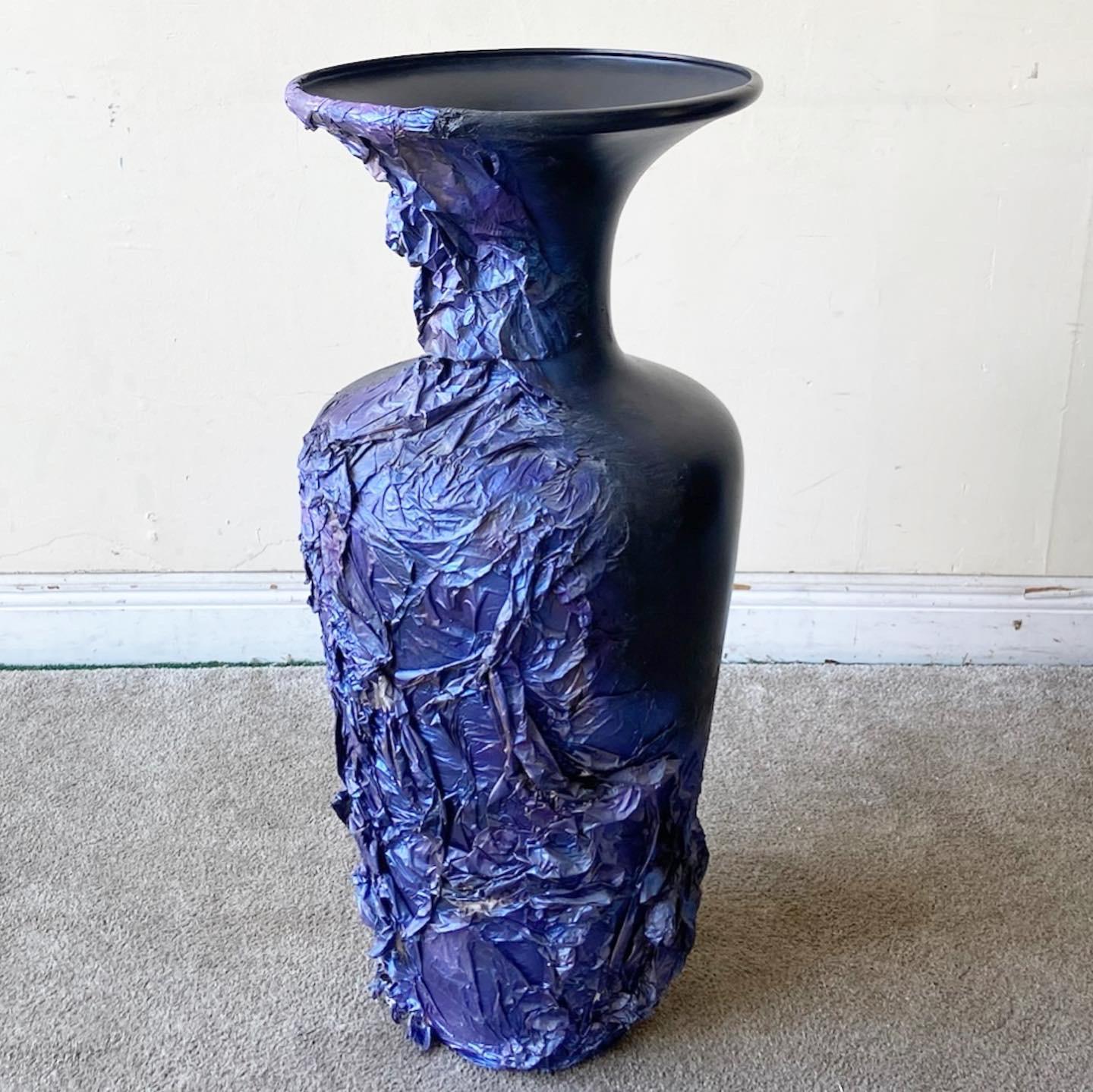 Exceptionnel vase de sol postmoderne. Finition noire avec un papier mâché bleu et violet sur le côté.
