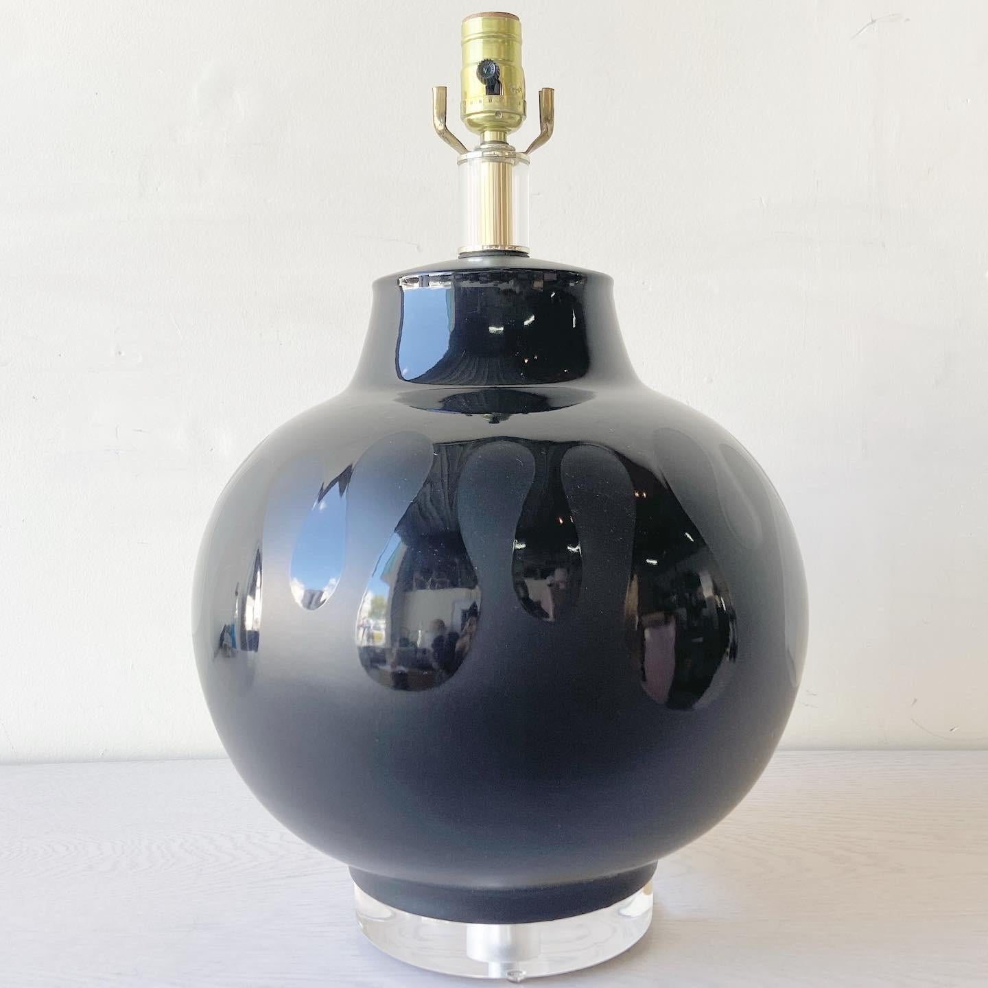 Postmoderne Lampe à poser postmoderne en céramique noire et lucite à 3 voies en vente
