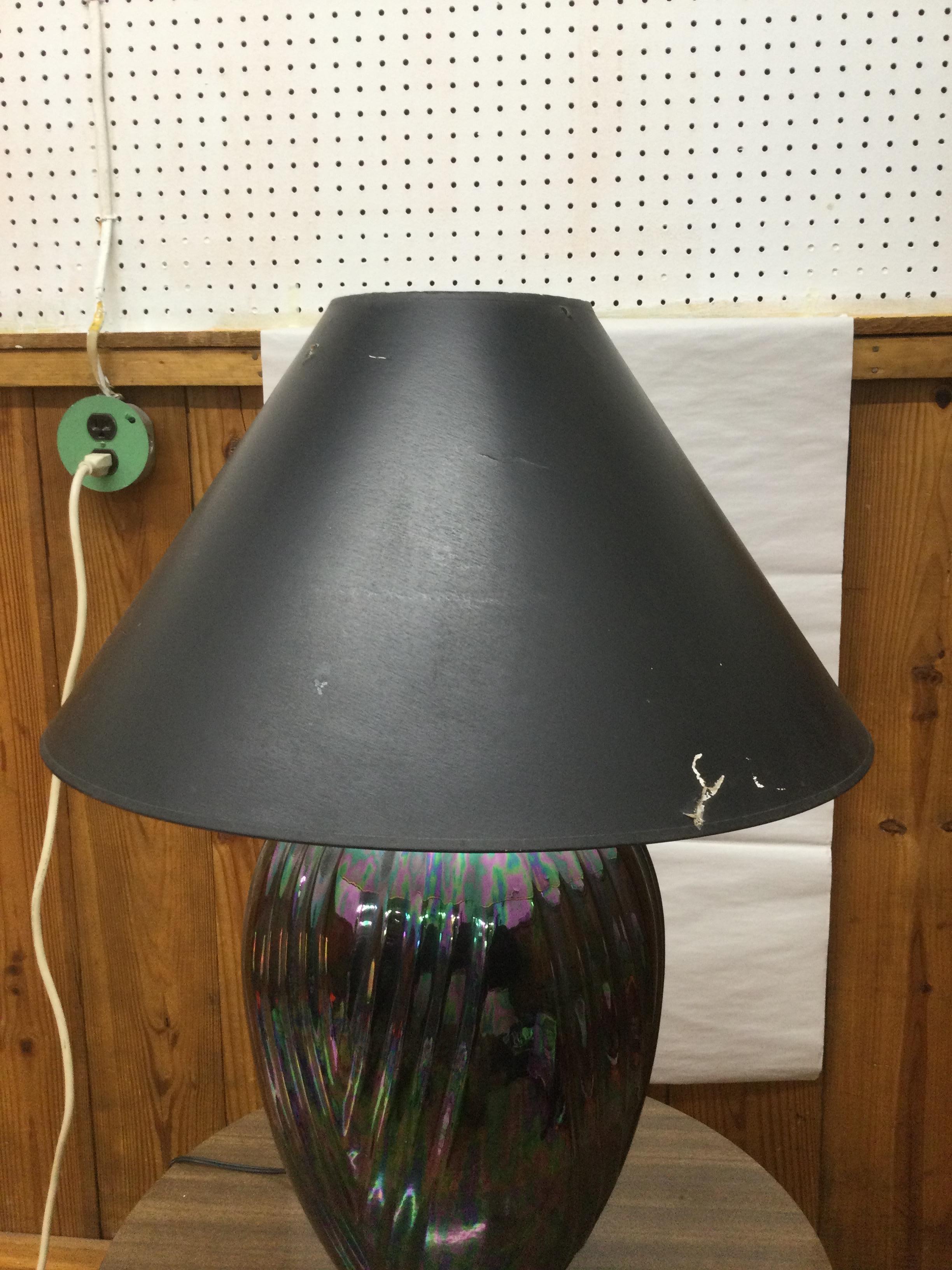 Lampada da tavolo postmoderna in ceramica nera con finitura iridescente e paralume Coolie in vendita 3