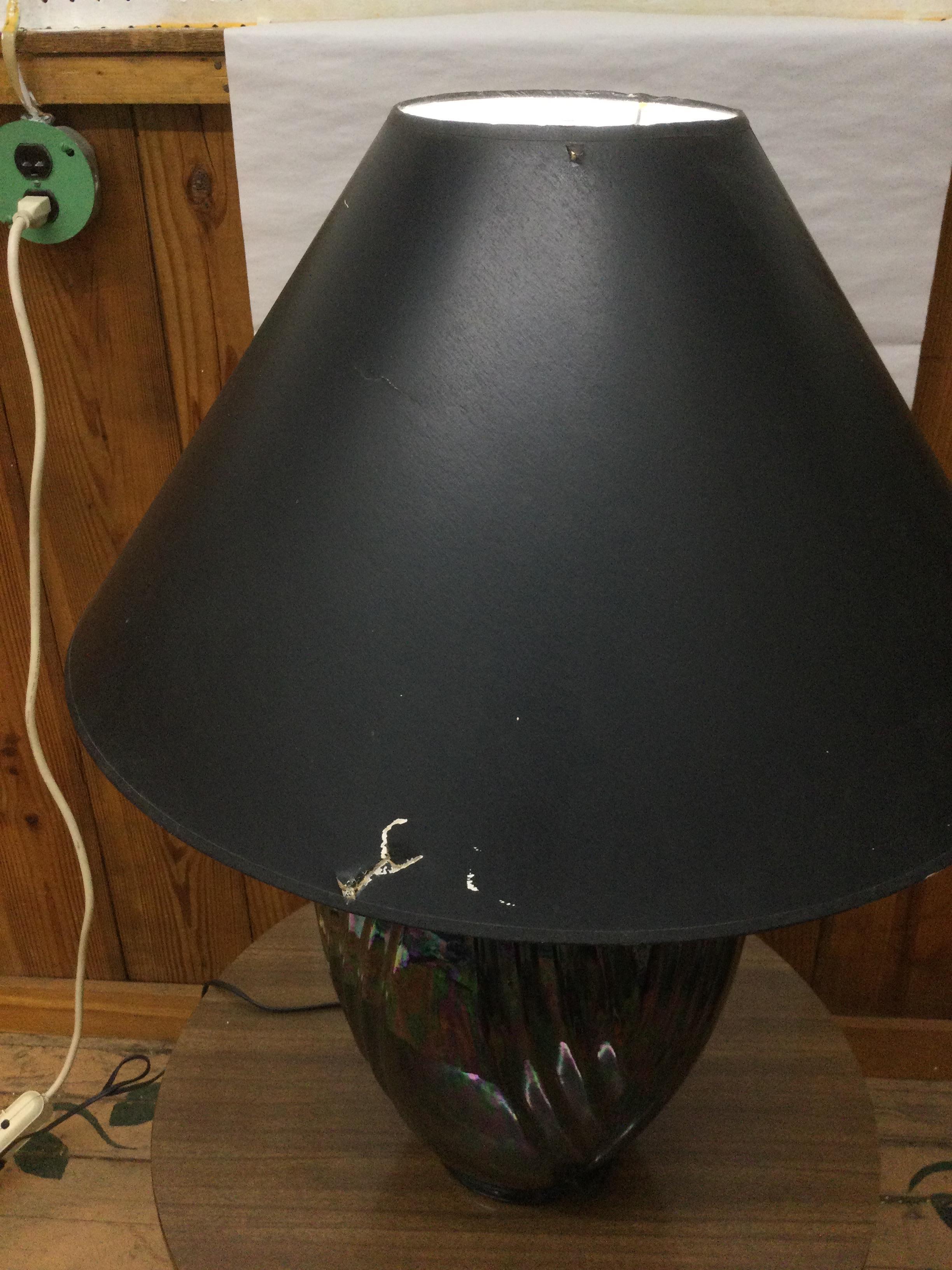 Lampada da tavolo postmoderna in ceramica nera con finitura iridescente e paralume Coolie in vendita 4