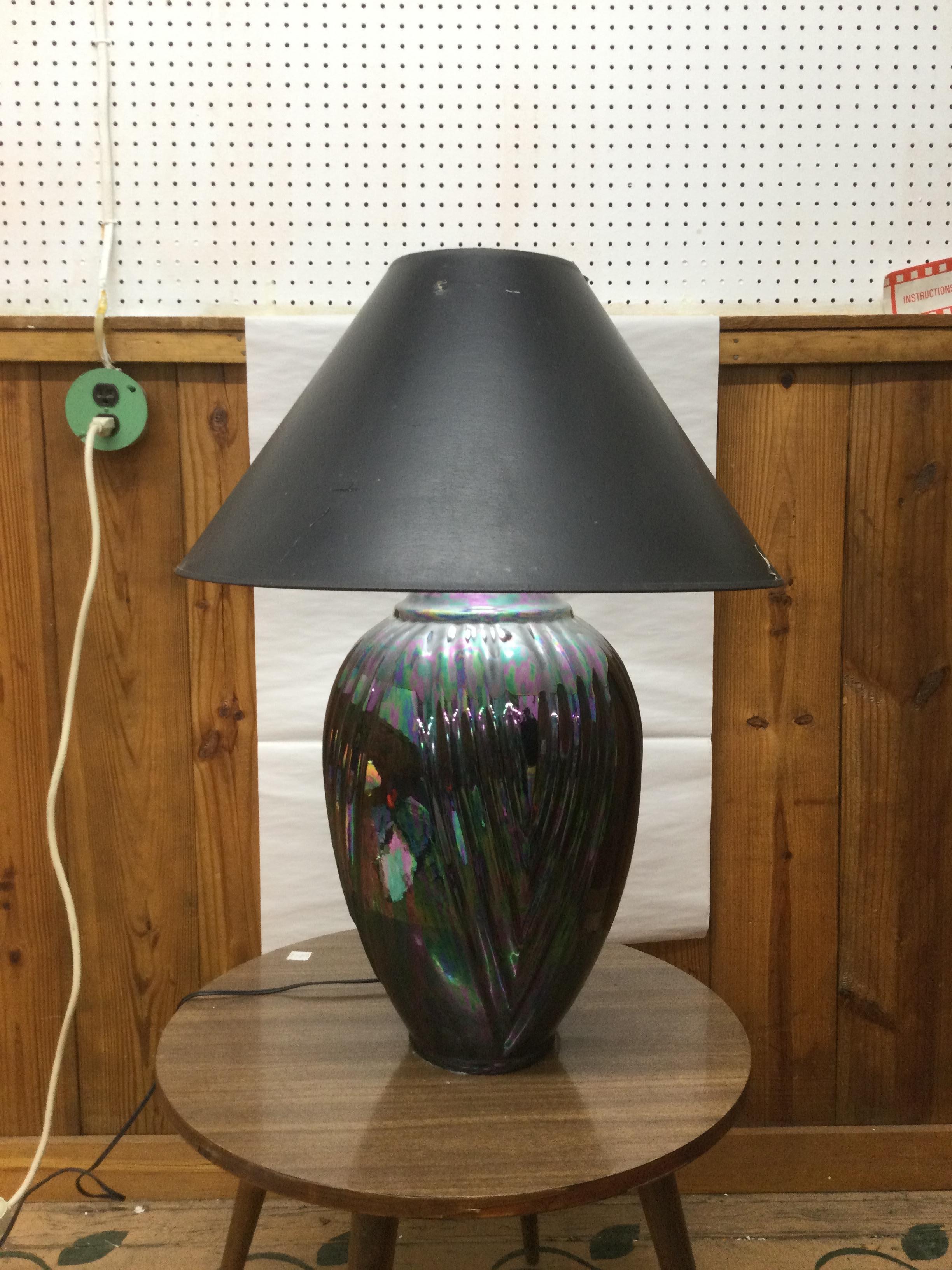 Lampada da tavolo postmoderna in ceramica nera con finitura iridescente e paralume Coolie in vendita 5