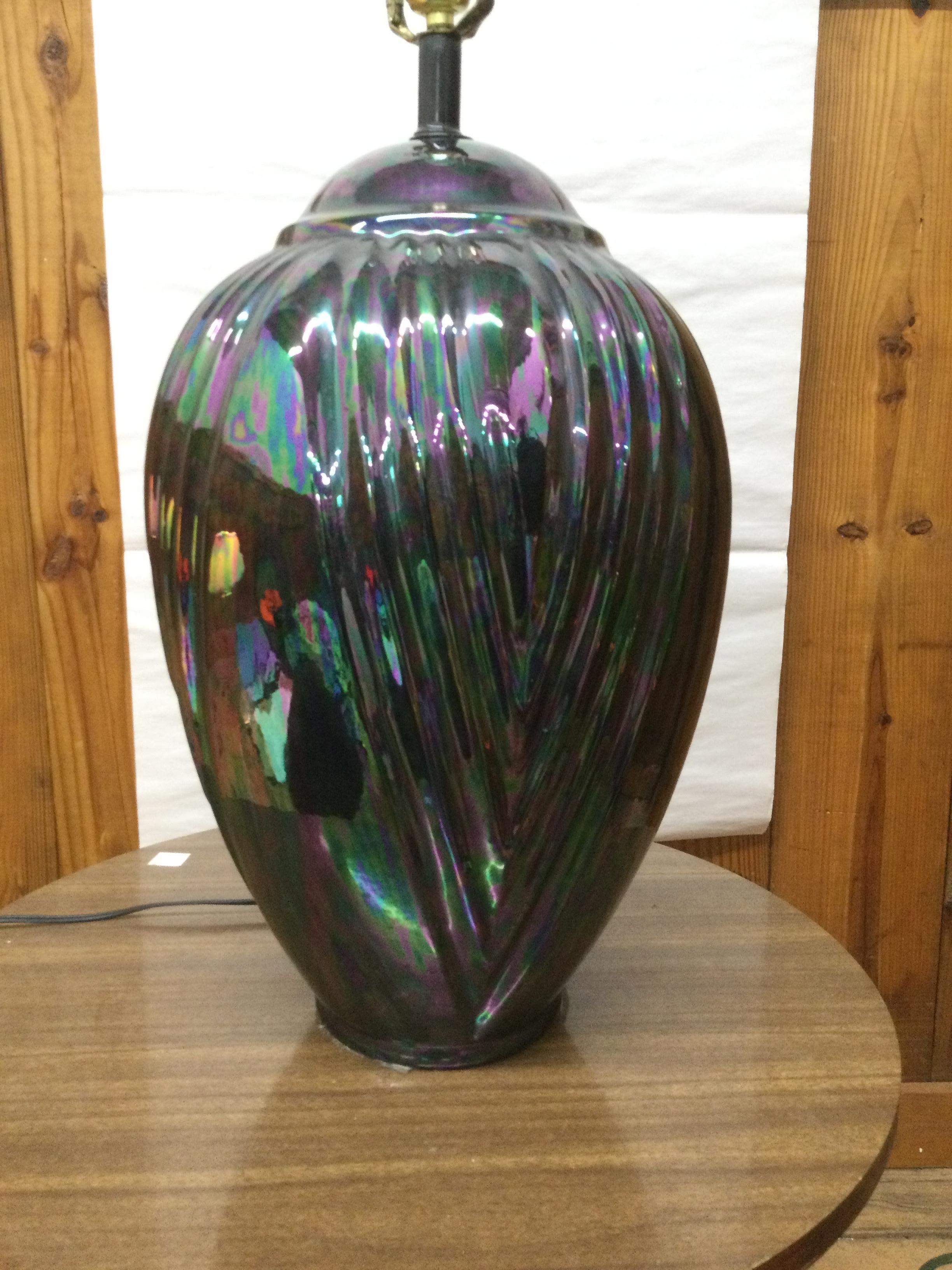 Lampada da tavolo postmoderna in ceramica nera con finitura iridescente e paralume Coolie in vendita 6