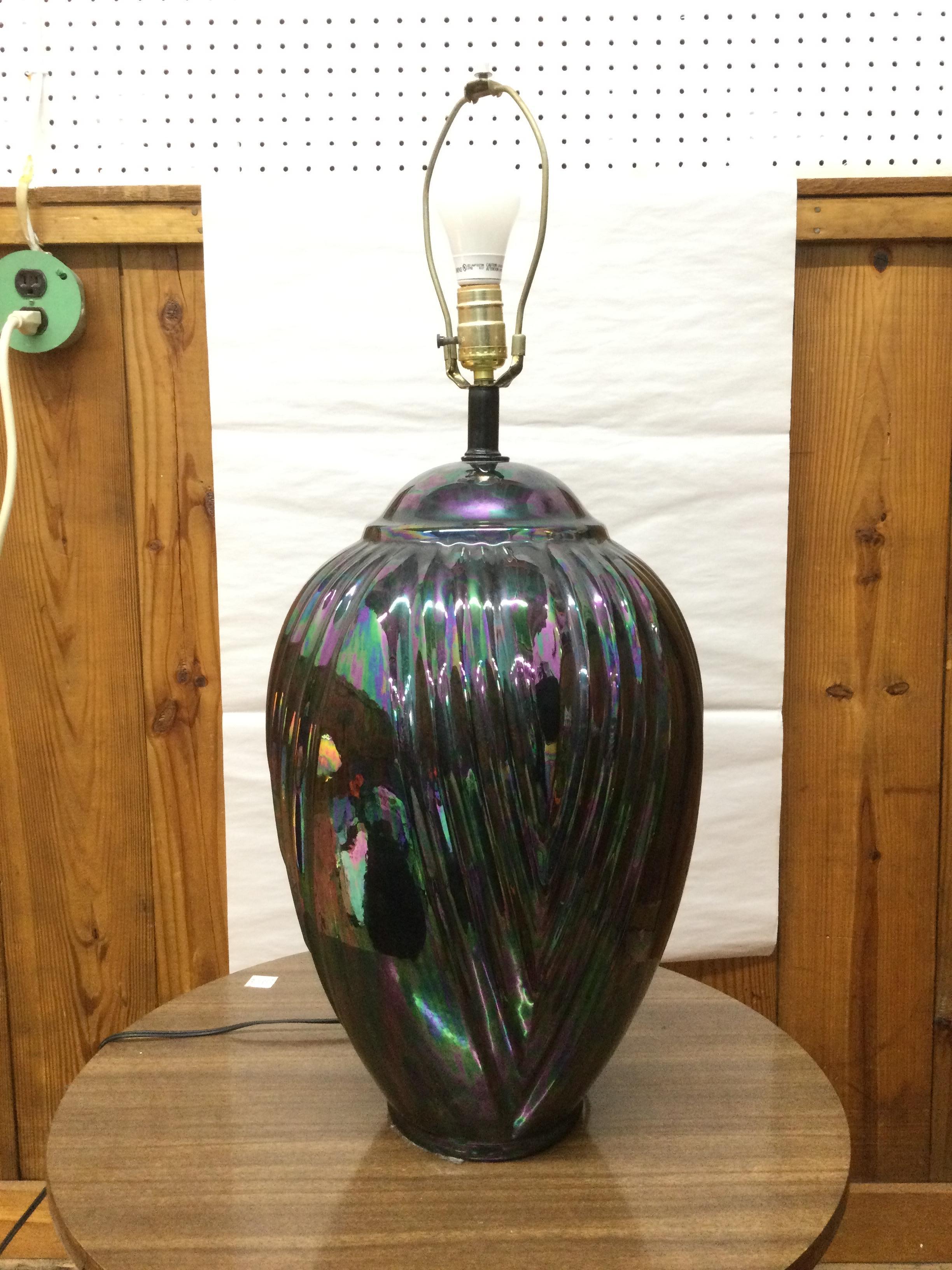 Lampada da tavolo postmoderna in ceramica nera con finitura iridescente e paralume Coolie in vendita 8