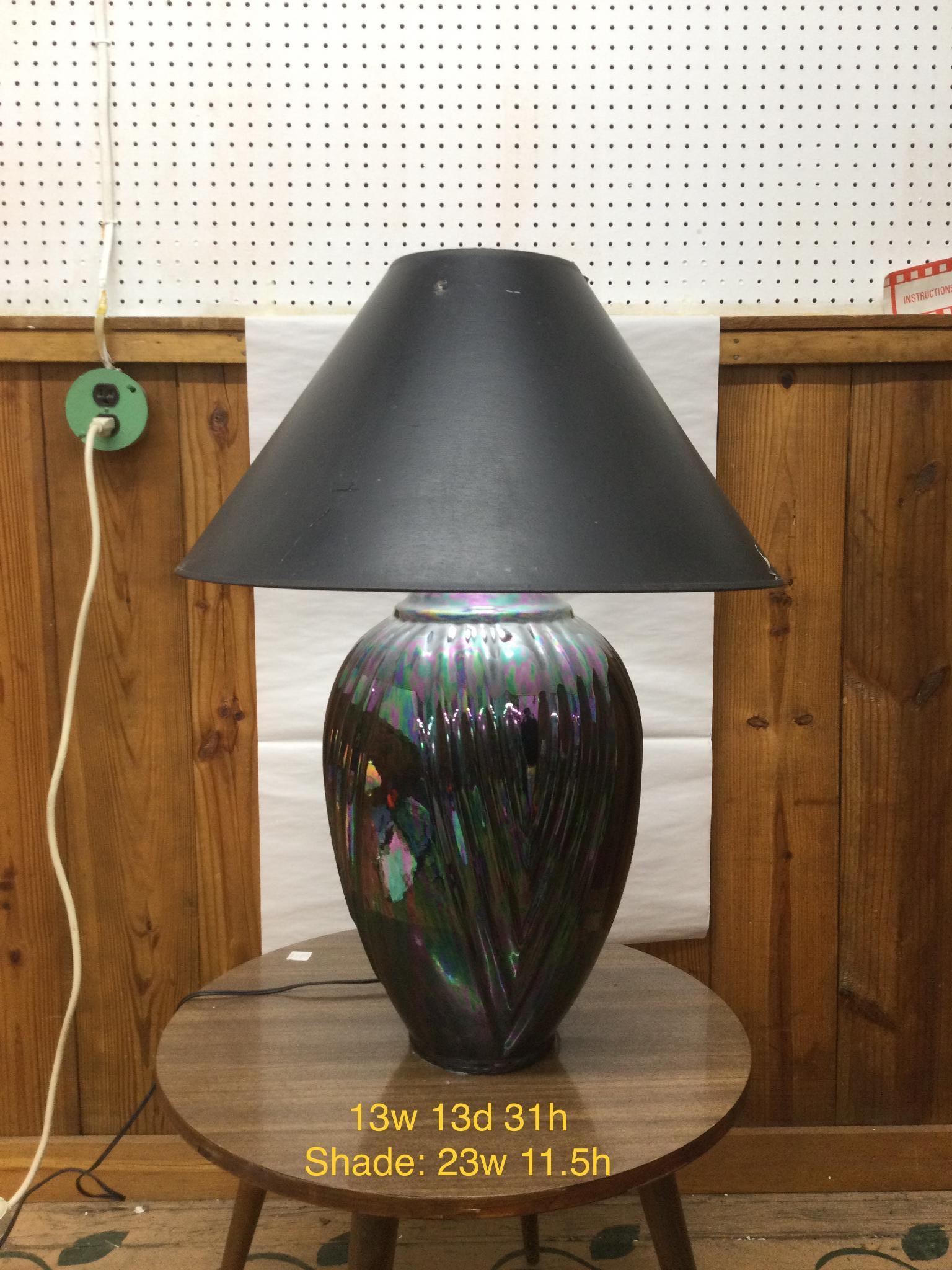 Lampada da tavolo postmoderna in ceramica nera con finitura iridescente e paralume Coolie in vendita 10