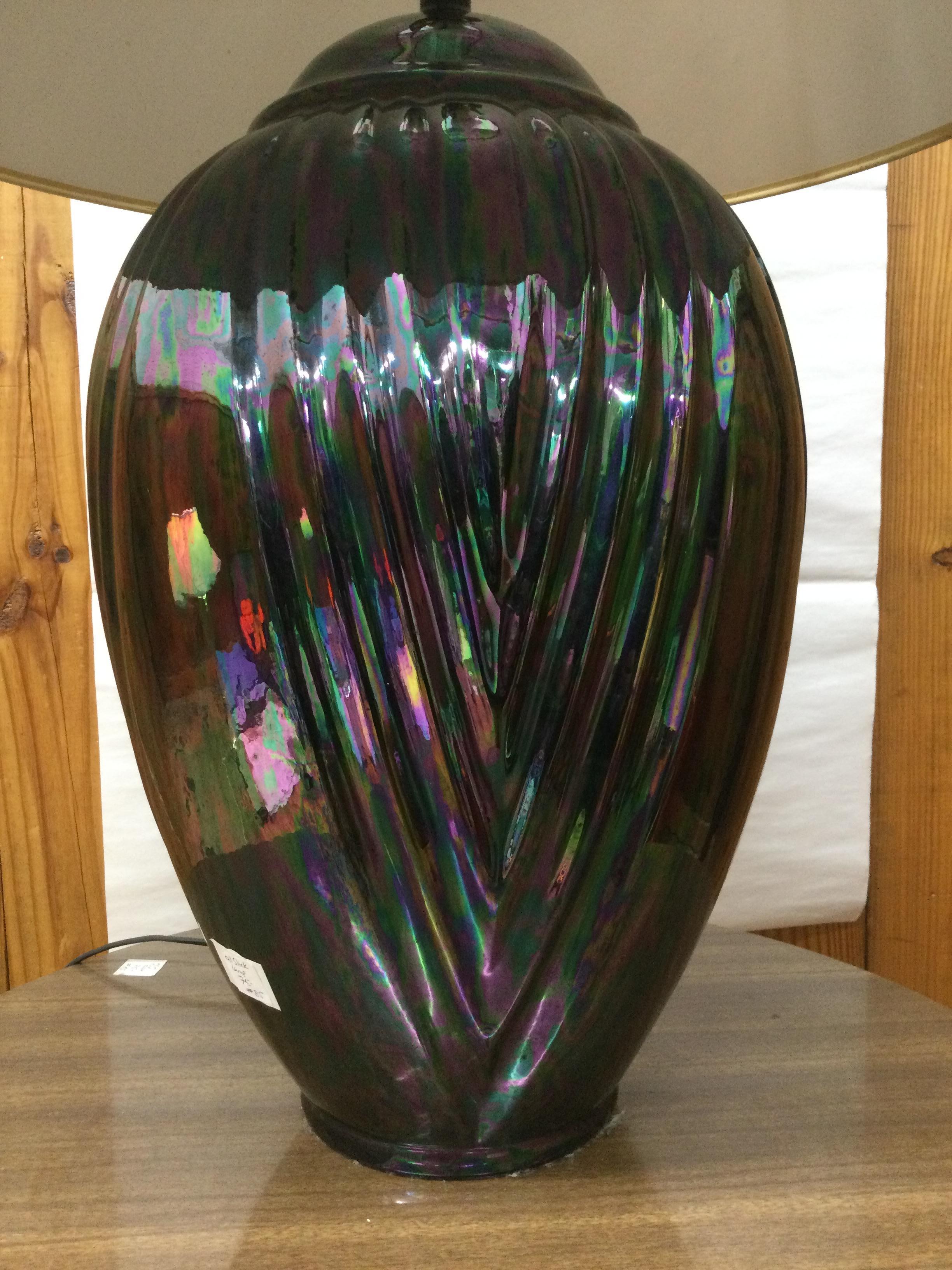Questa lampada da tavolo postmoderna presenta una struttura in ceramica, una finitura iridescente, un paralume nero originale e un cablaggio vintage. u2028u2028Le dimensioni indicate nell'inserzione si riferiscono alla lampada senza paralume. Con il