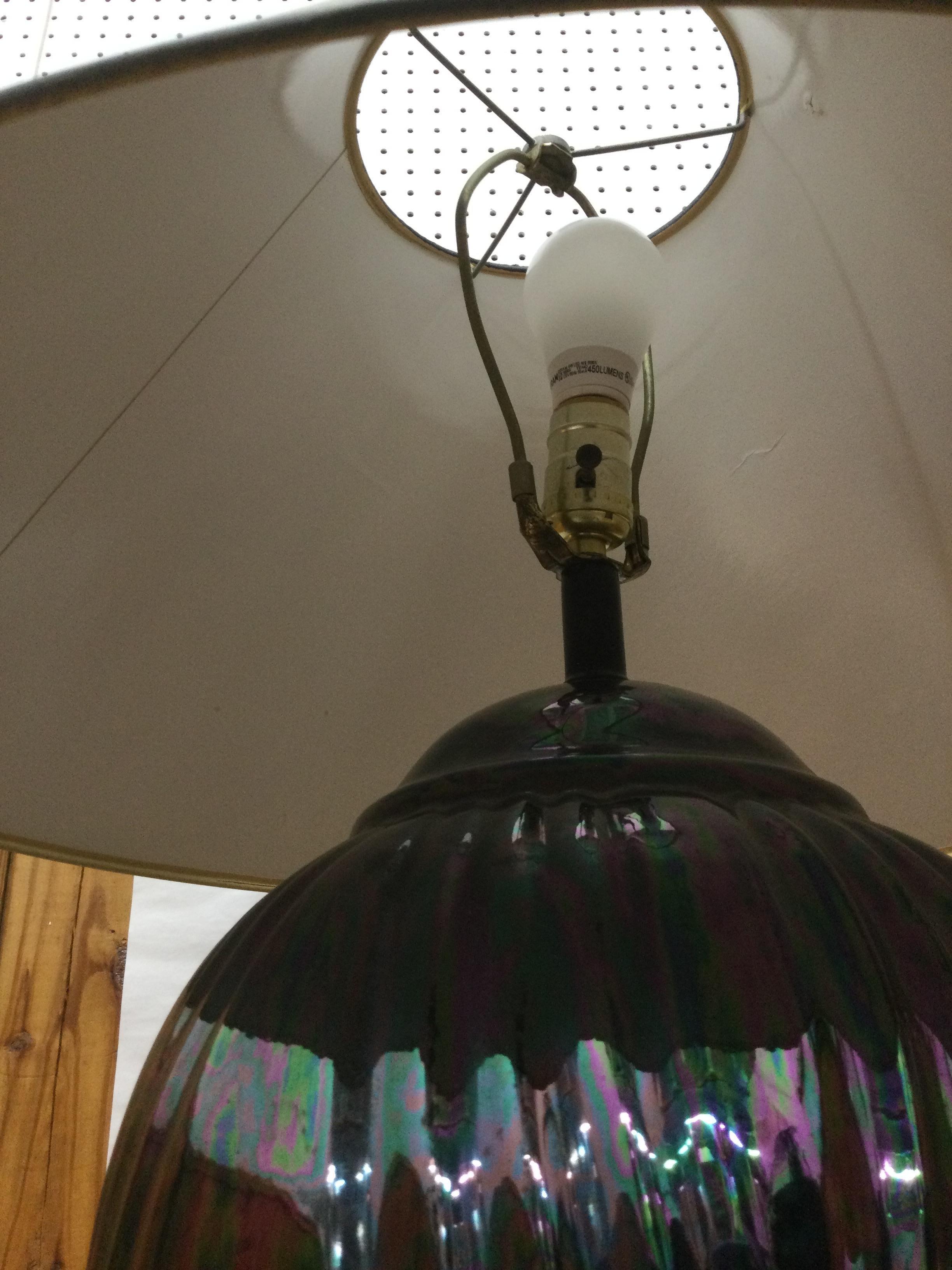 Postmoderno Lampada da tavolo postmoderna in ceramica nera con finitura iridescente e paralume Coolie in vendita