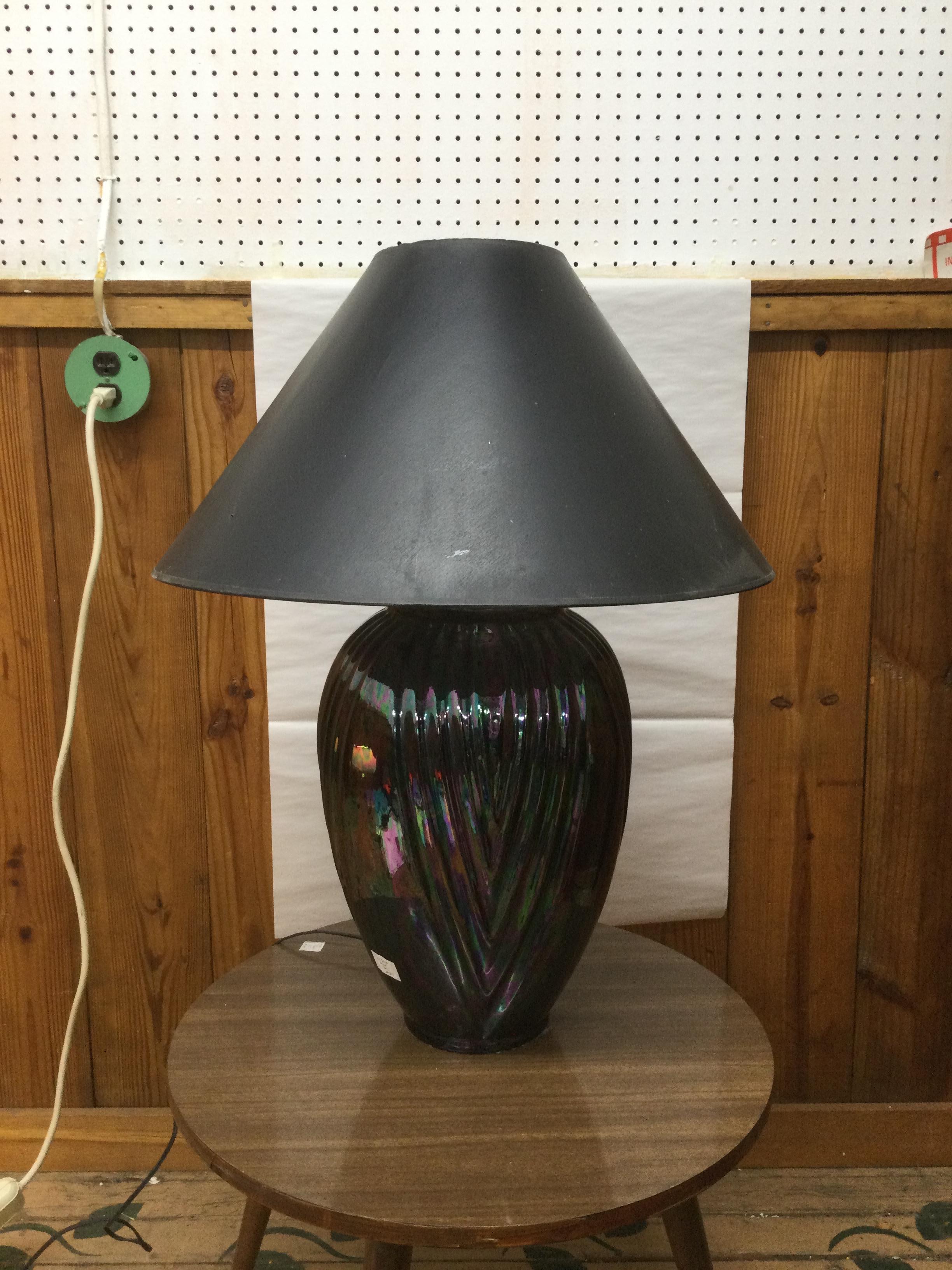 Sconosciuto Lampada da tavolo postmoderna in ceramica nera con finitura iridescente e paralume Coolie in vendita